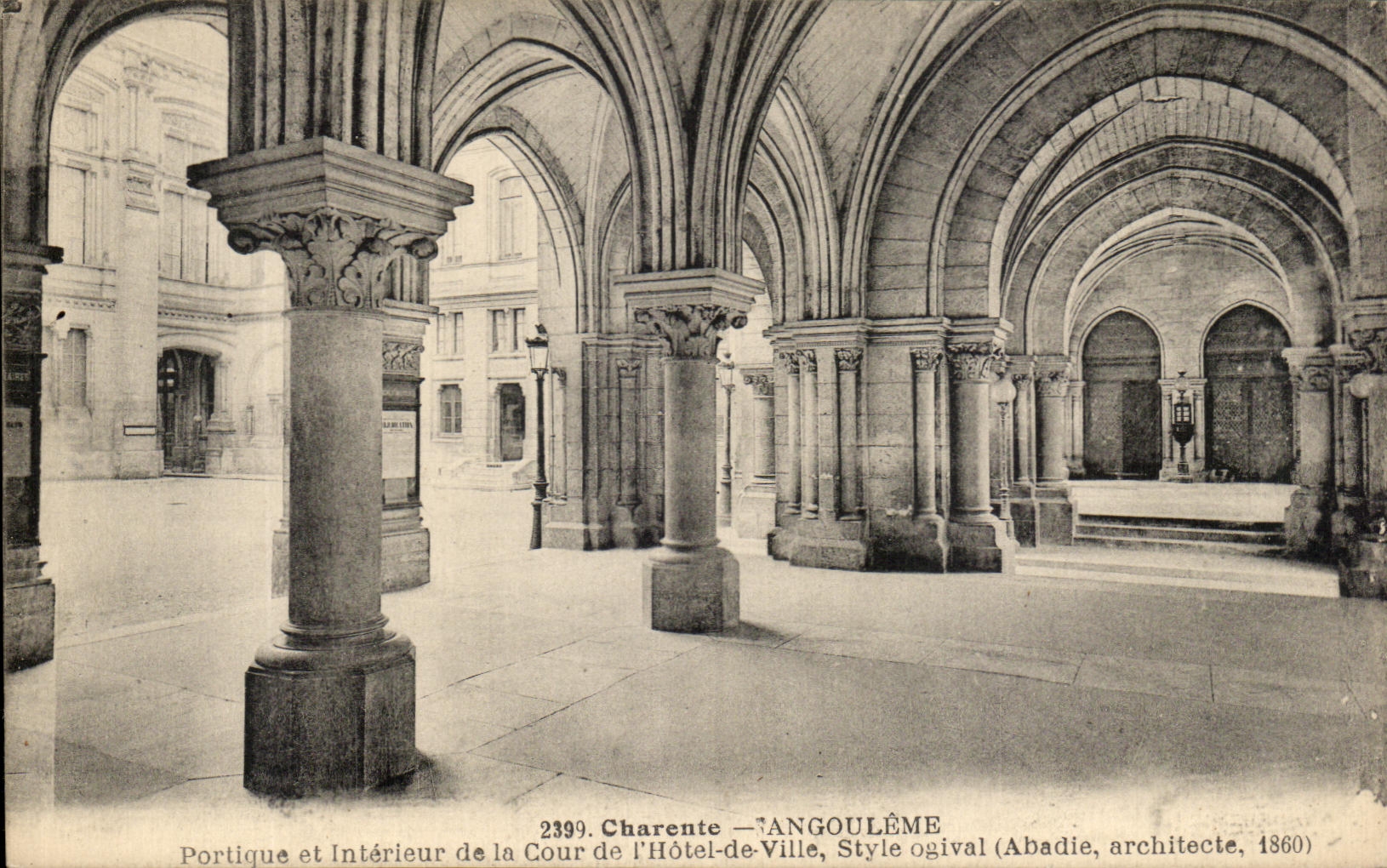 CPA Charente Angouleme Portique et Interieur de la Cour de I'Hotel