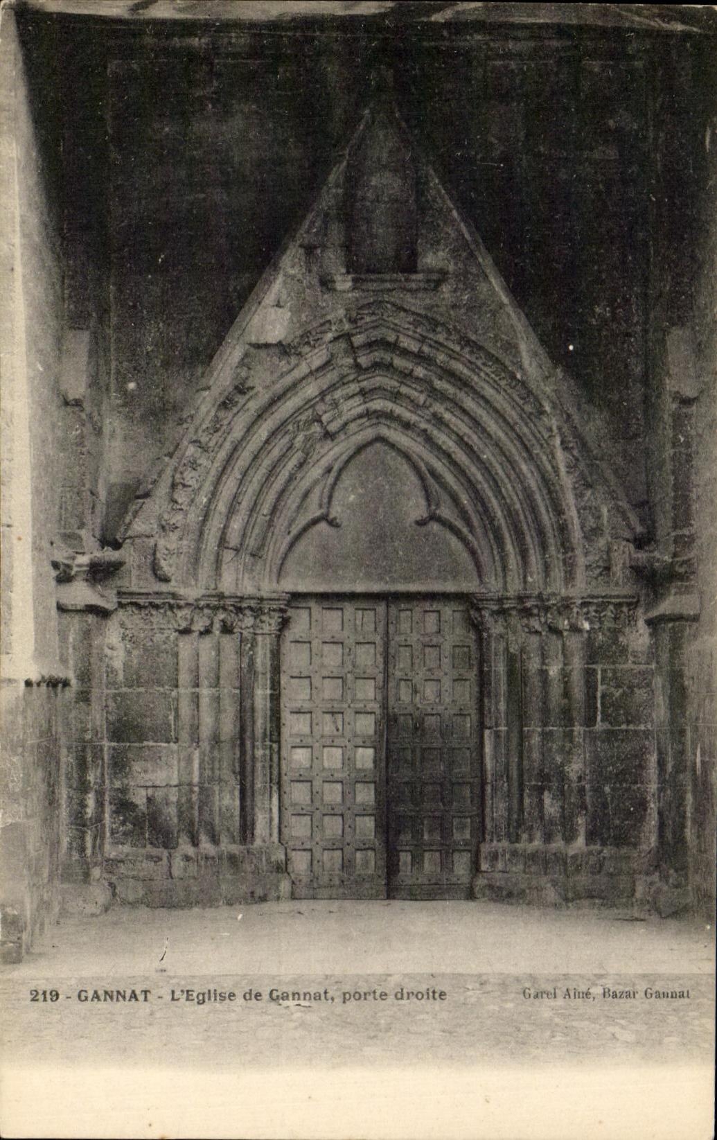 CPA Gannat L'Eglise De Gannat Porte Droite