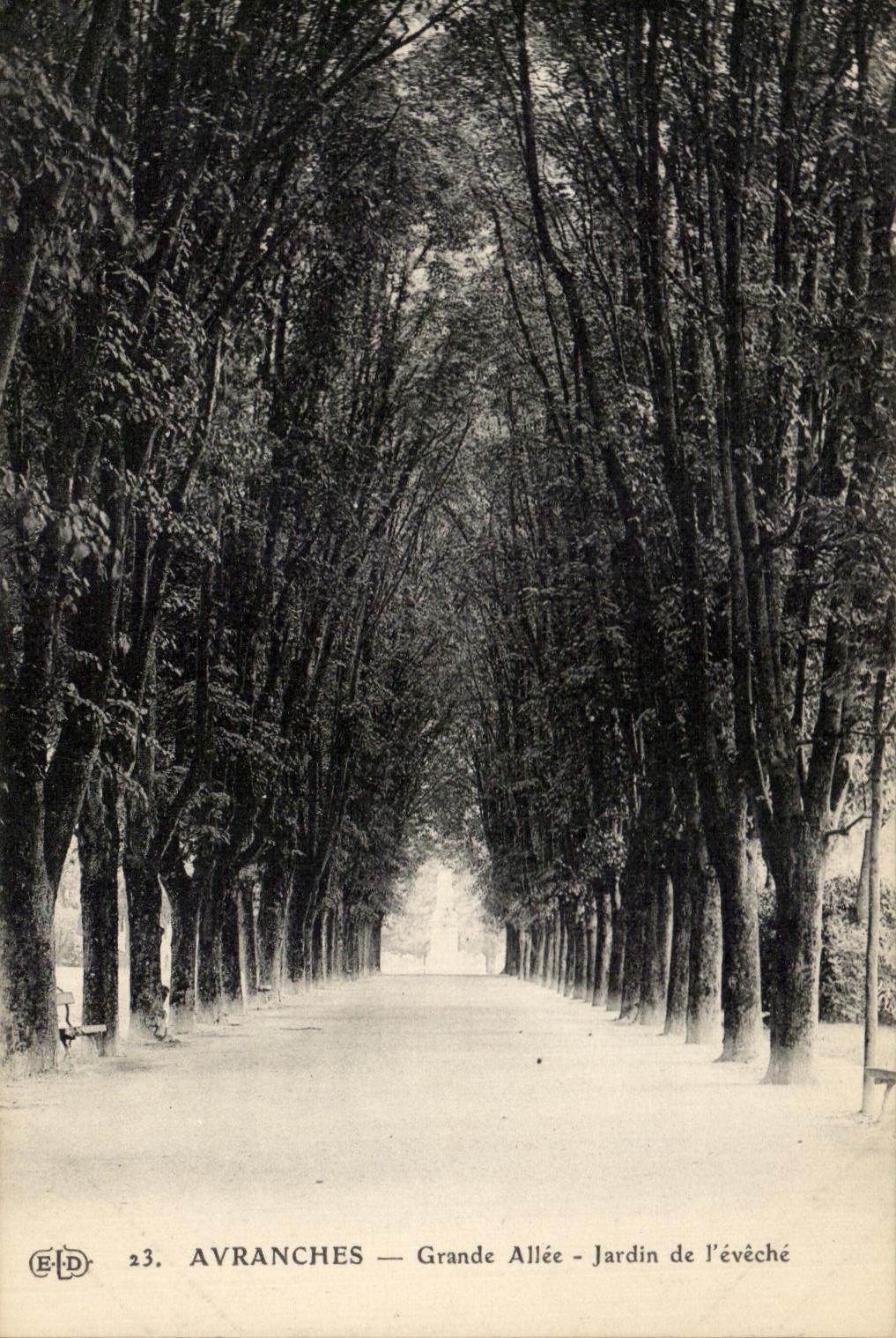 CPA Avranches Grande Allee Jardin de L'eveche