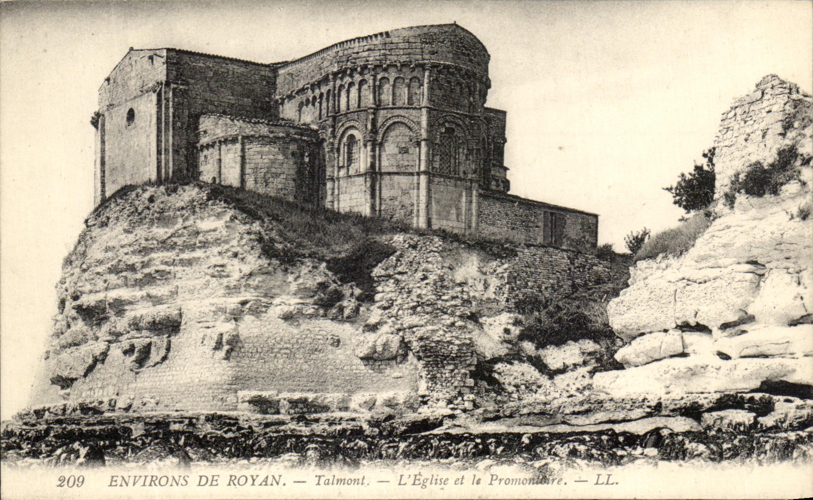 CPA Surroundings De Royan Talmont the Church and the headland