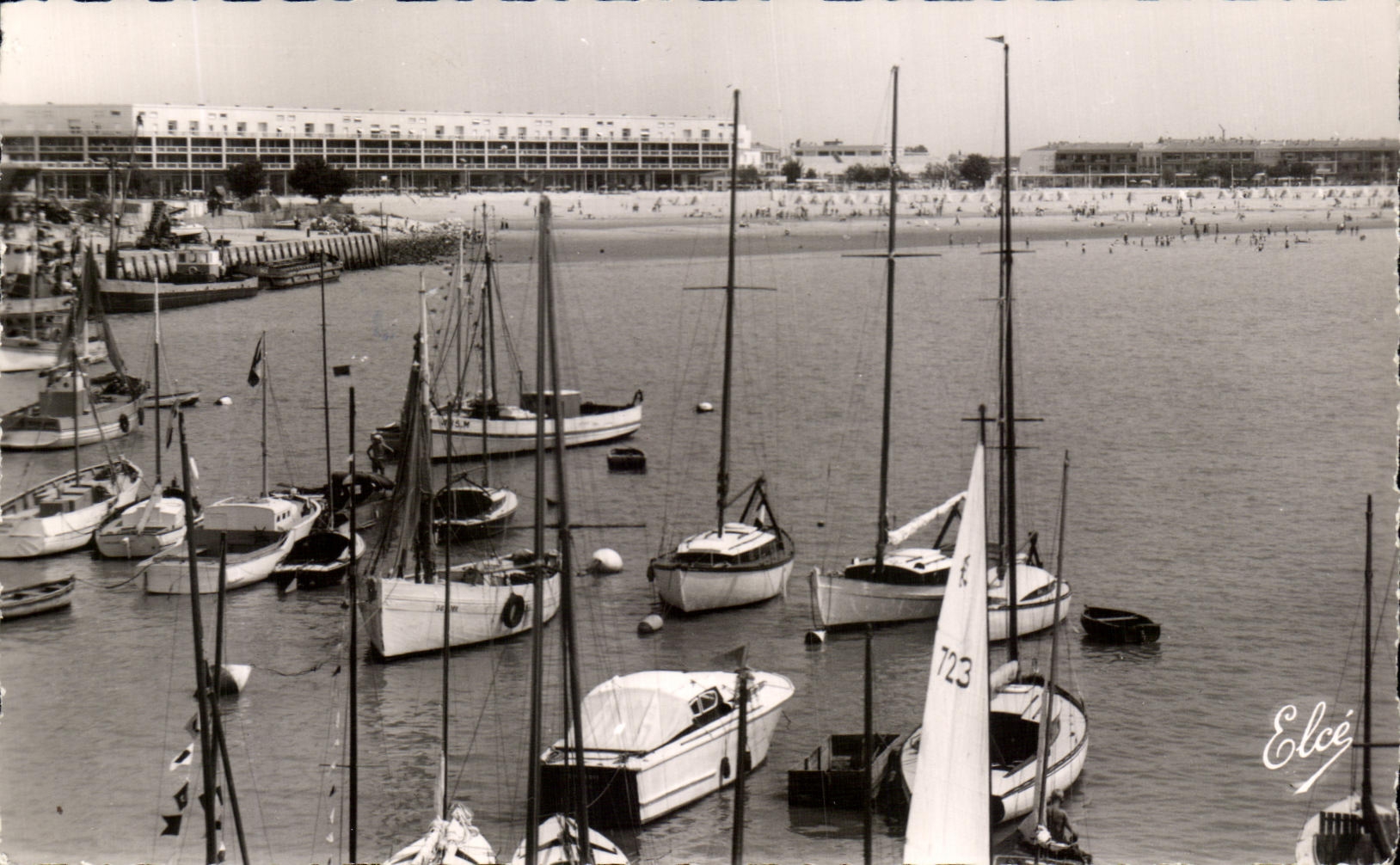 Playa del La de CPA Royan y los barcos del frente de mar