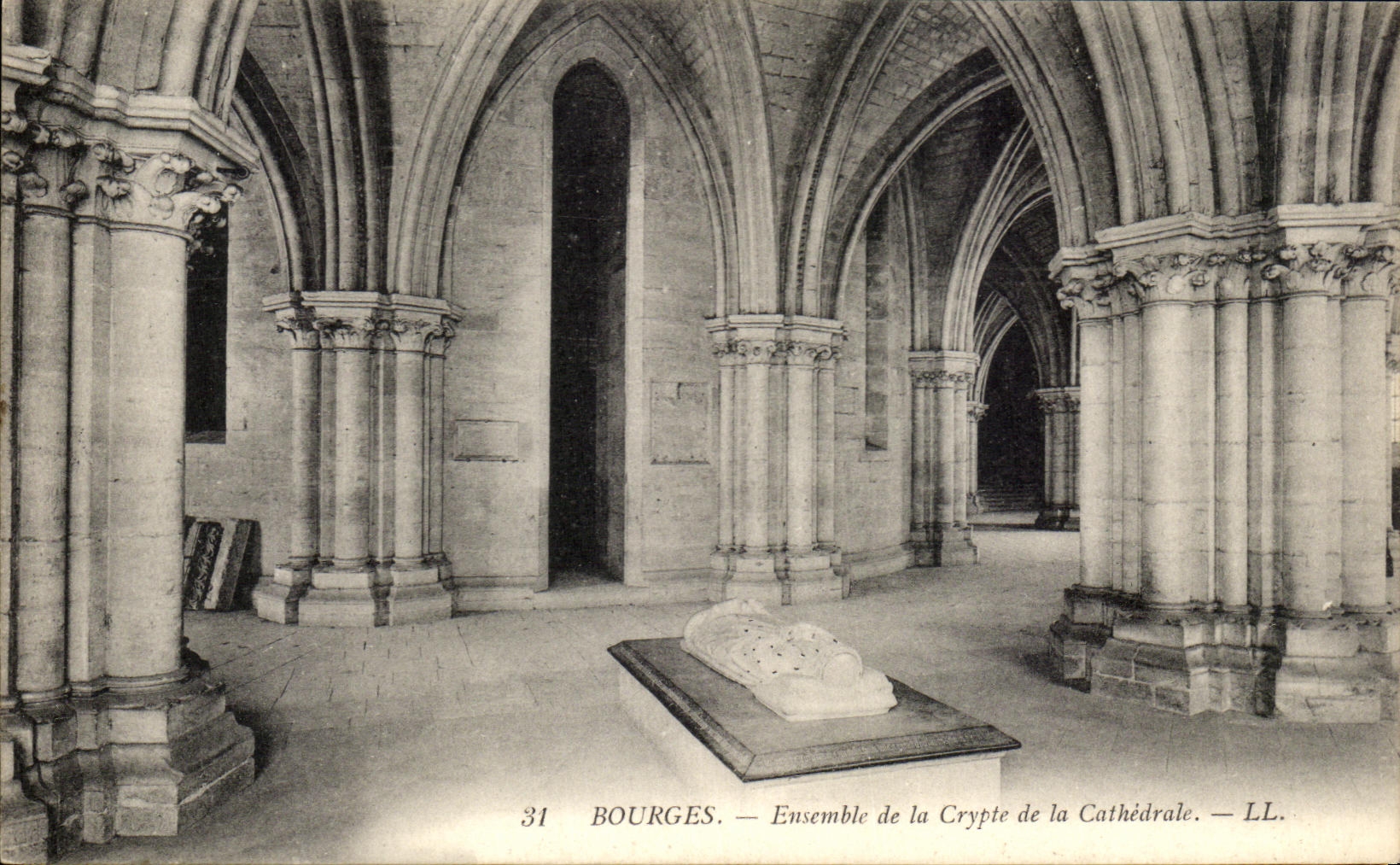 CPA Bourges junto de la cripta de la catedral