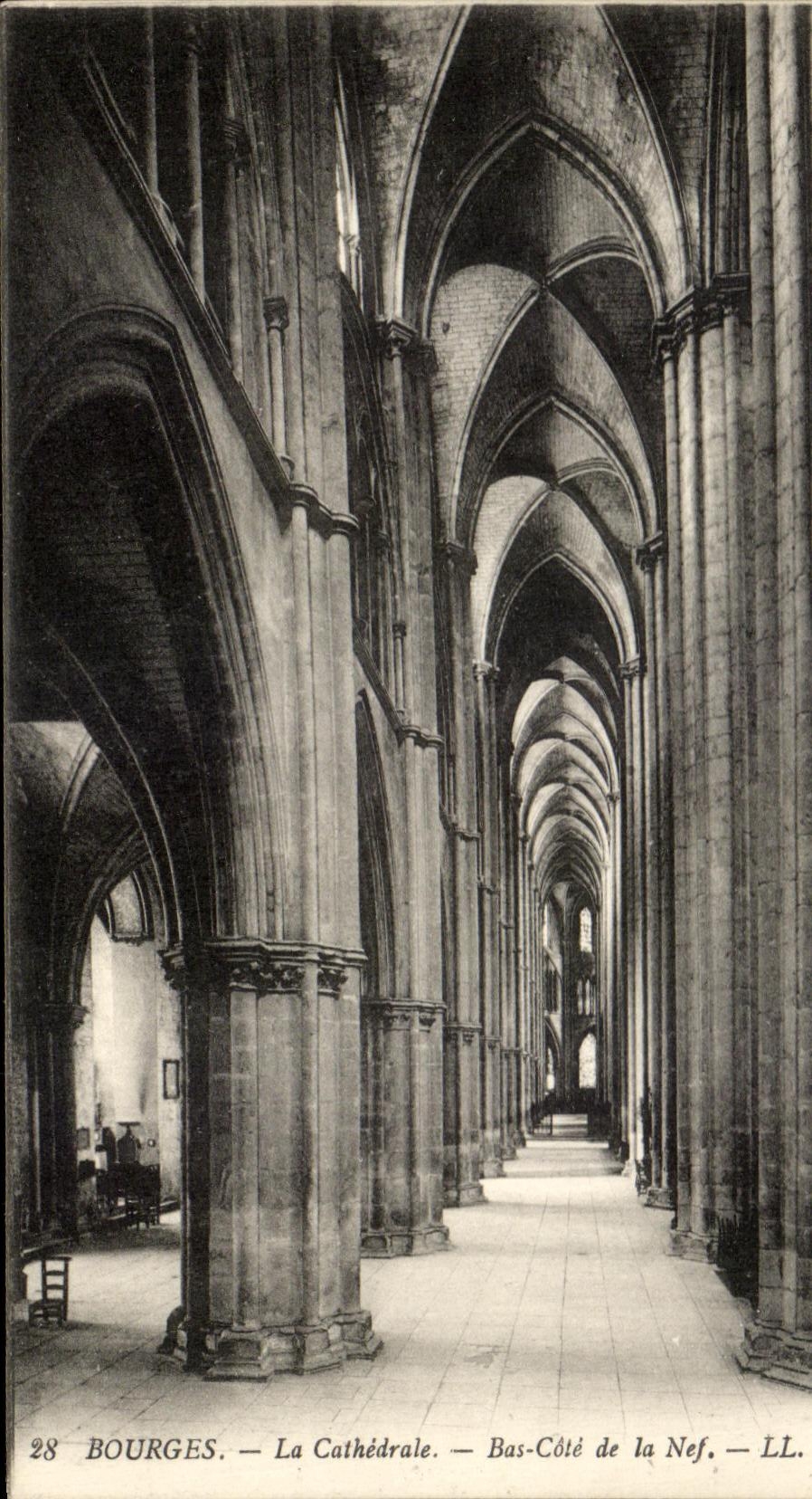 Cubo bajo de las dimensiones de Cathedrale del La de CPA Bourges