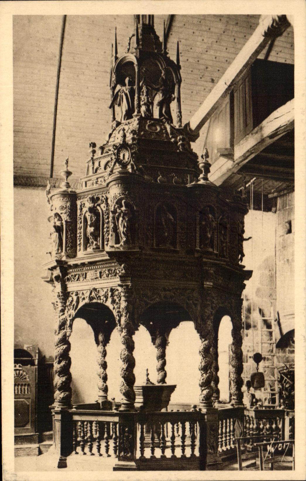 CPA Guimiliau Interieur de I'Eglise Le Baptistere