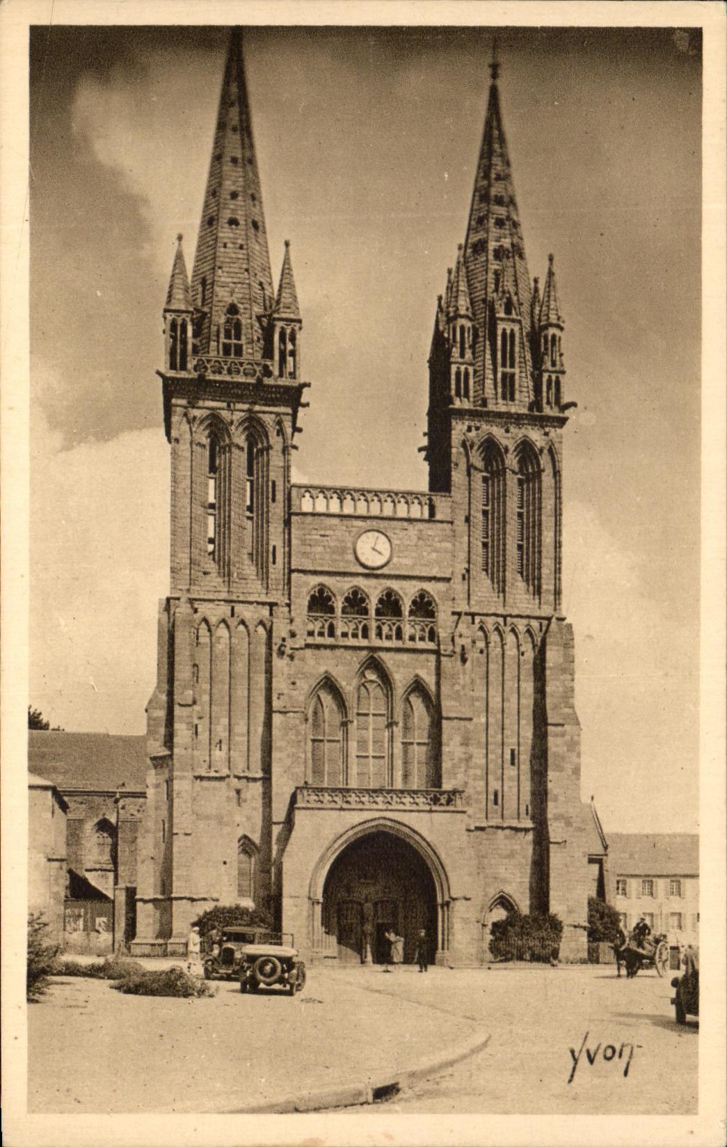 CPA St Pol de Leon Facade de la Basilique ancienne Cathedrale