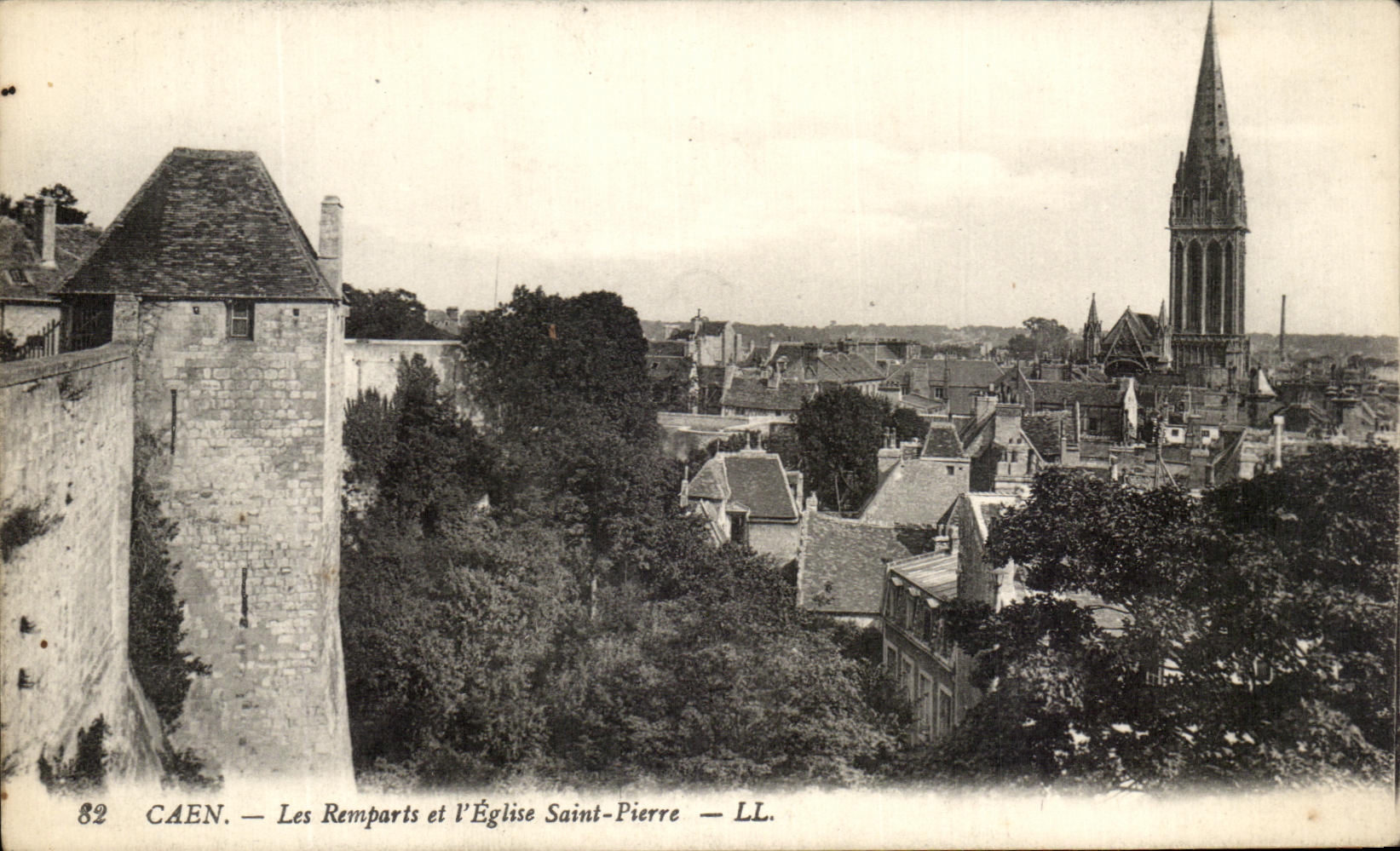 CPA Caen Les remparts et l'Eglise Saint Pierre