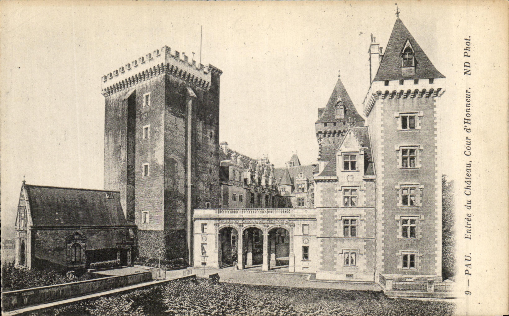 CPA Pau Entree Du Chateau Cour d'Honneur