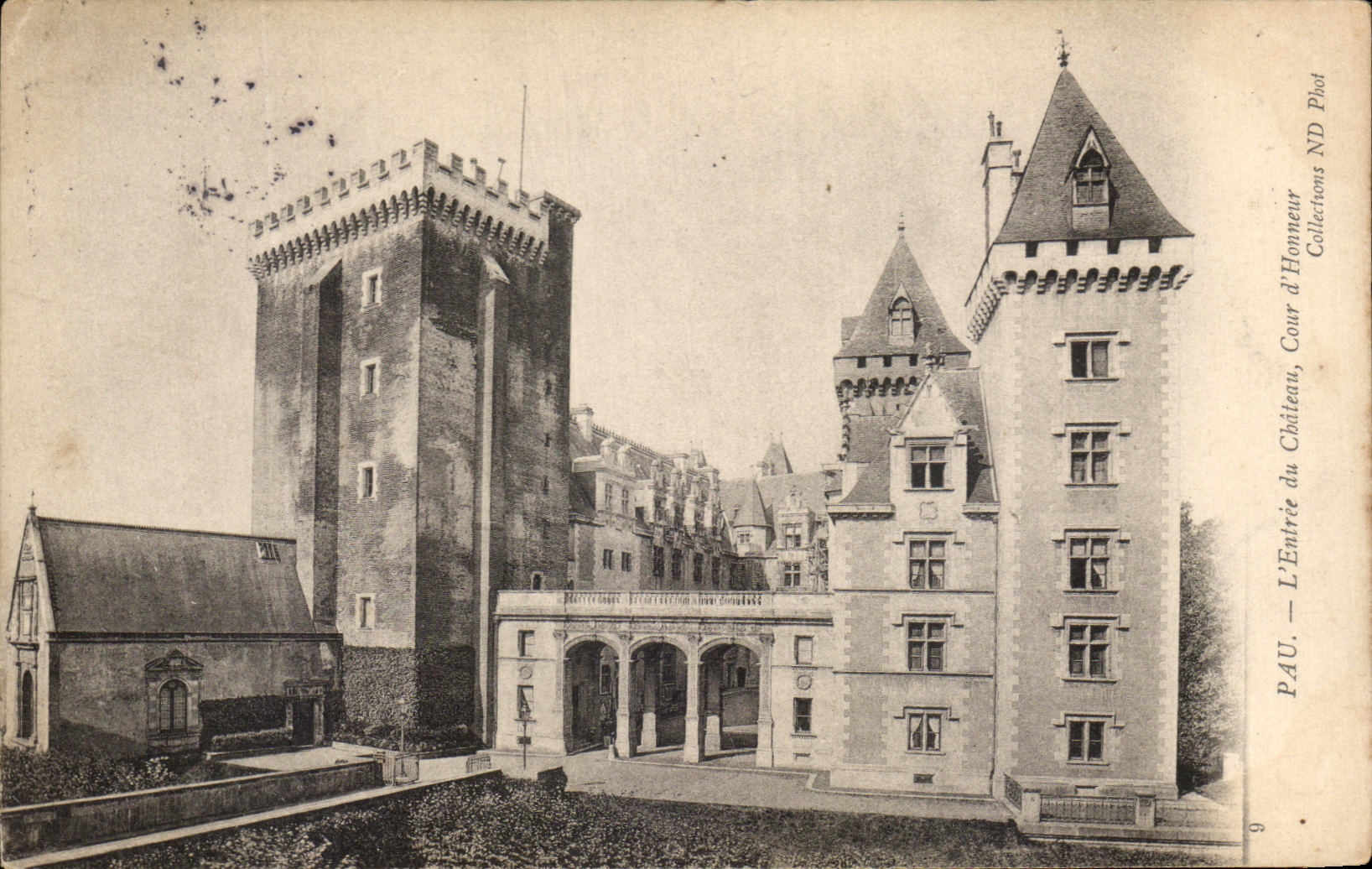CPA Pau L'Entree Du chateau Cour d'Honneur