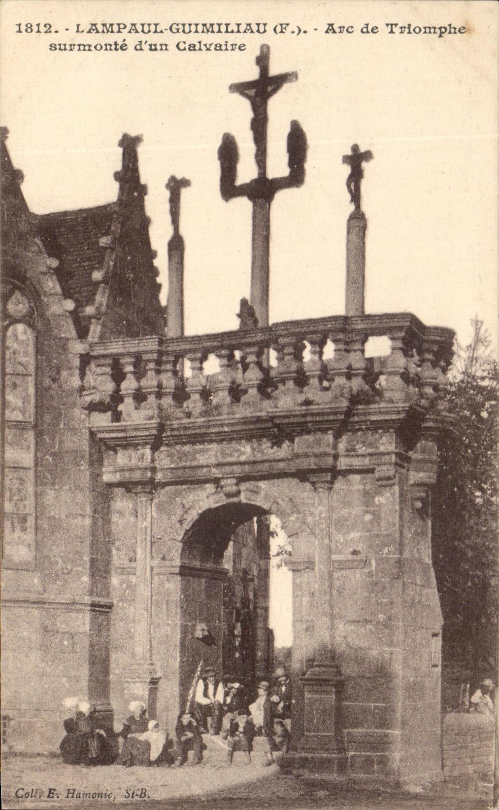 CPA L'Ampaul Guimiliau Surmonte Arc de Trlomphe surmonte d'un Calvaire Enfants