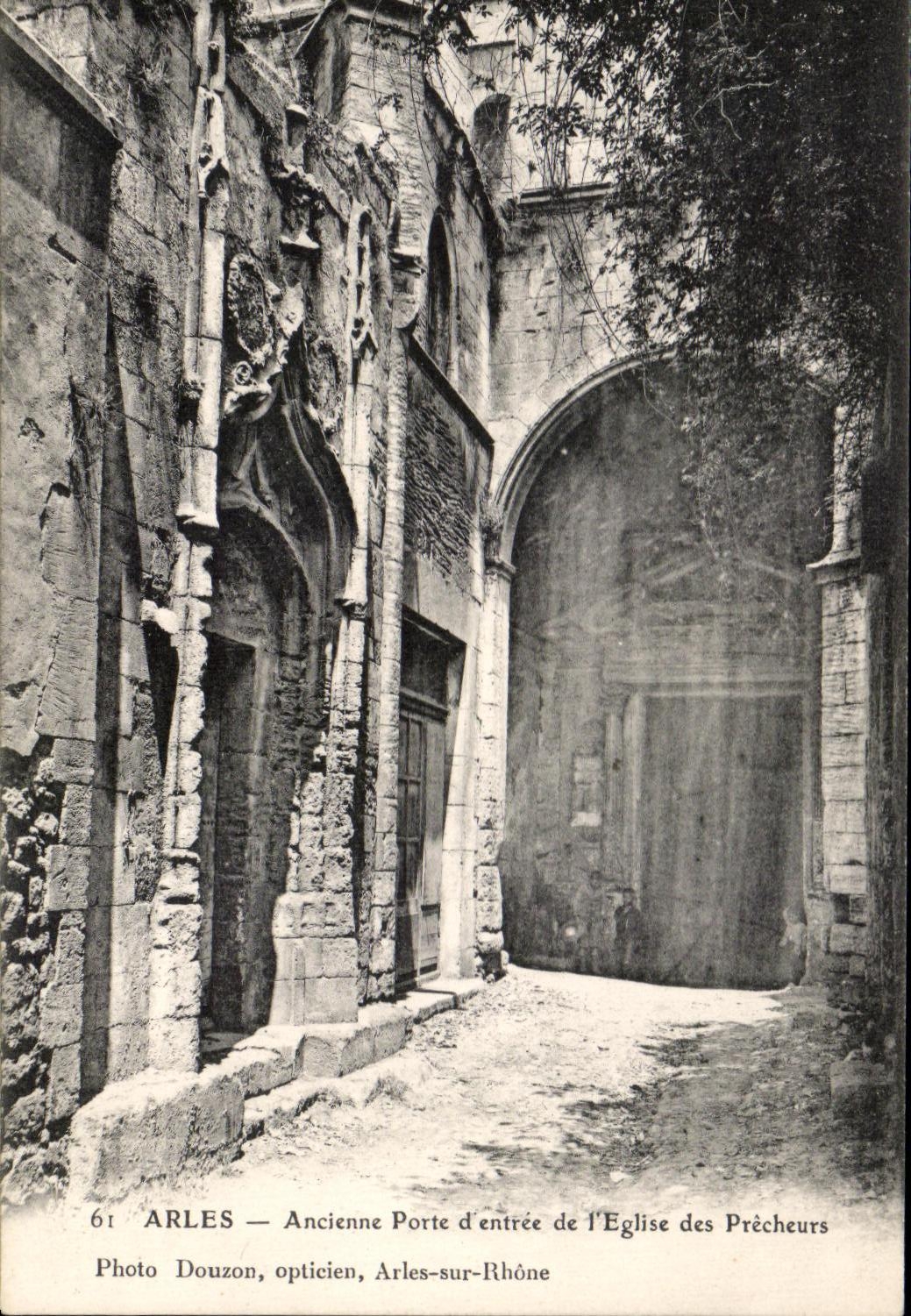 CPA Arles Old Gate dentree of the Church of the Preachers Douzon Arles optician on the Rhone