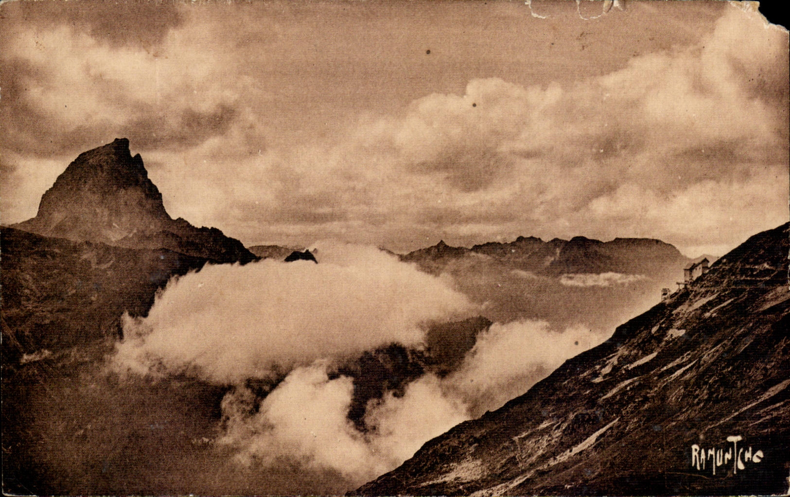 CPA Les Pyrenees La Vallee d'Ossau Pic Du Midi D'Ossau