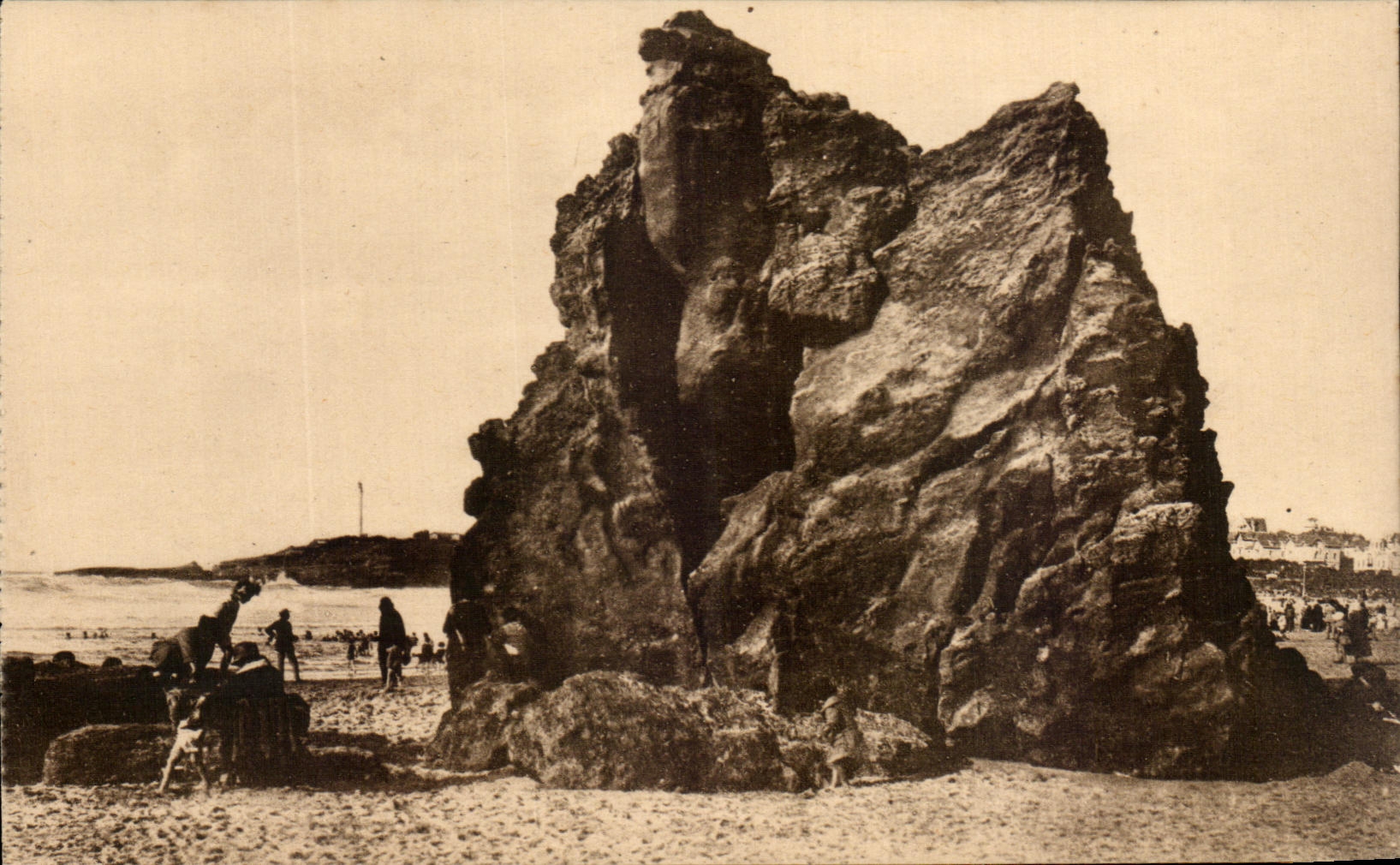 CPA Biarritz La Roche Des Enfants A La Grande Plage
