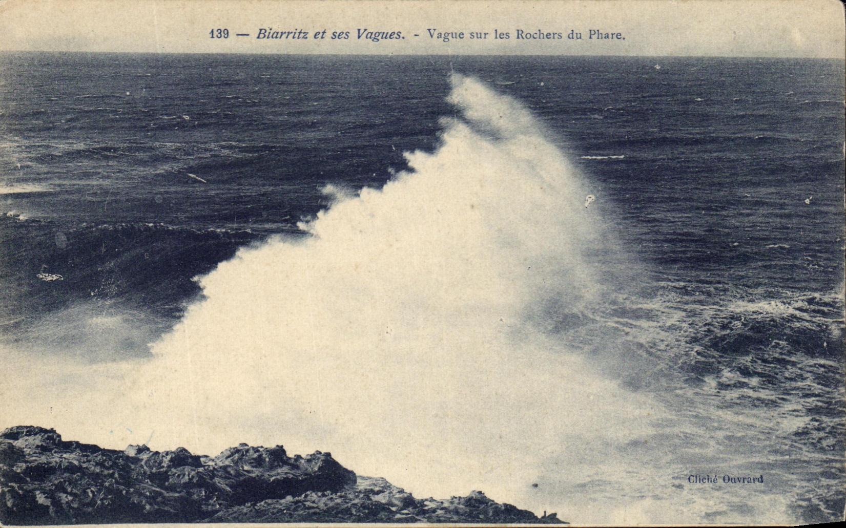 CPA Biarritz Et Ses Vagues Vague Sur Les Rochers Du Phare