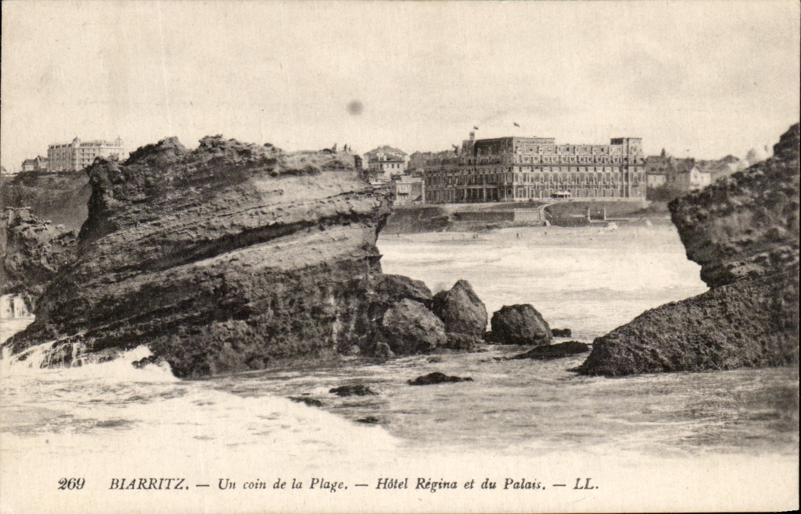 CPA Biarritz Un Coin De La Plage Hote Regina Et Du Palais