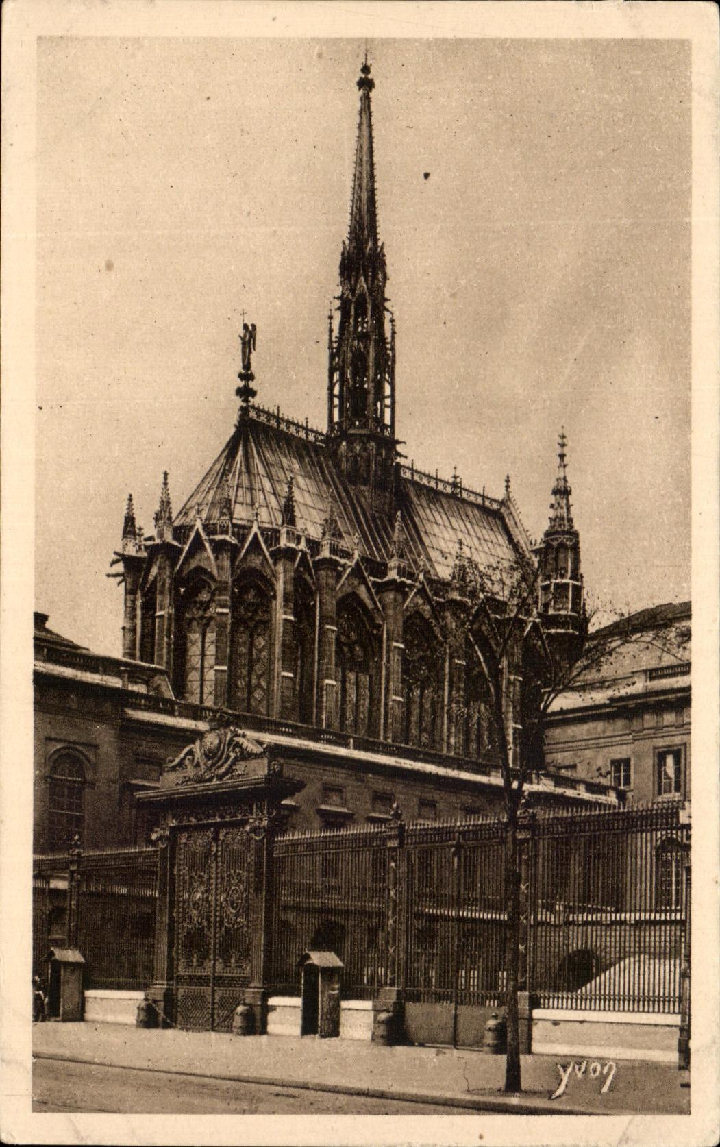CPA Paris While Strolling Siante Vault And the Grid Of Palais De Justice The Holy Chapel