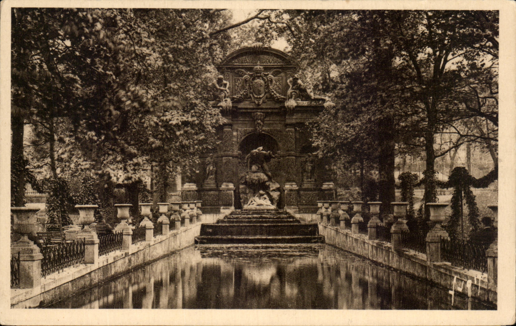 CPA Paris While Strolling Garden Of Luxembourg Medicis Fountain