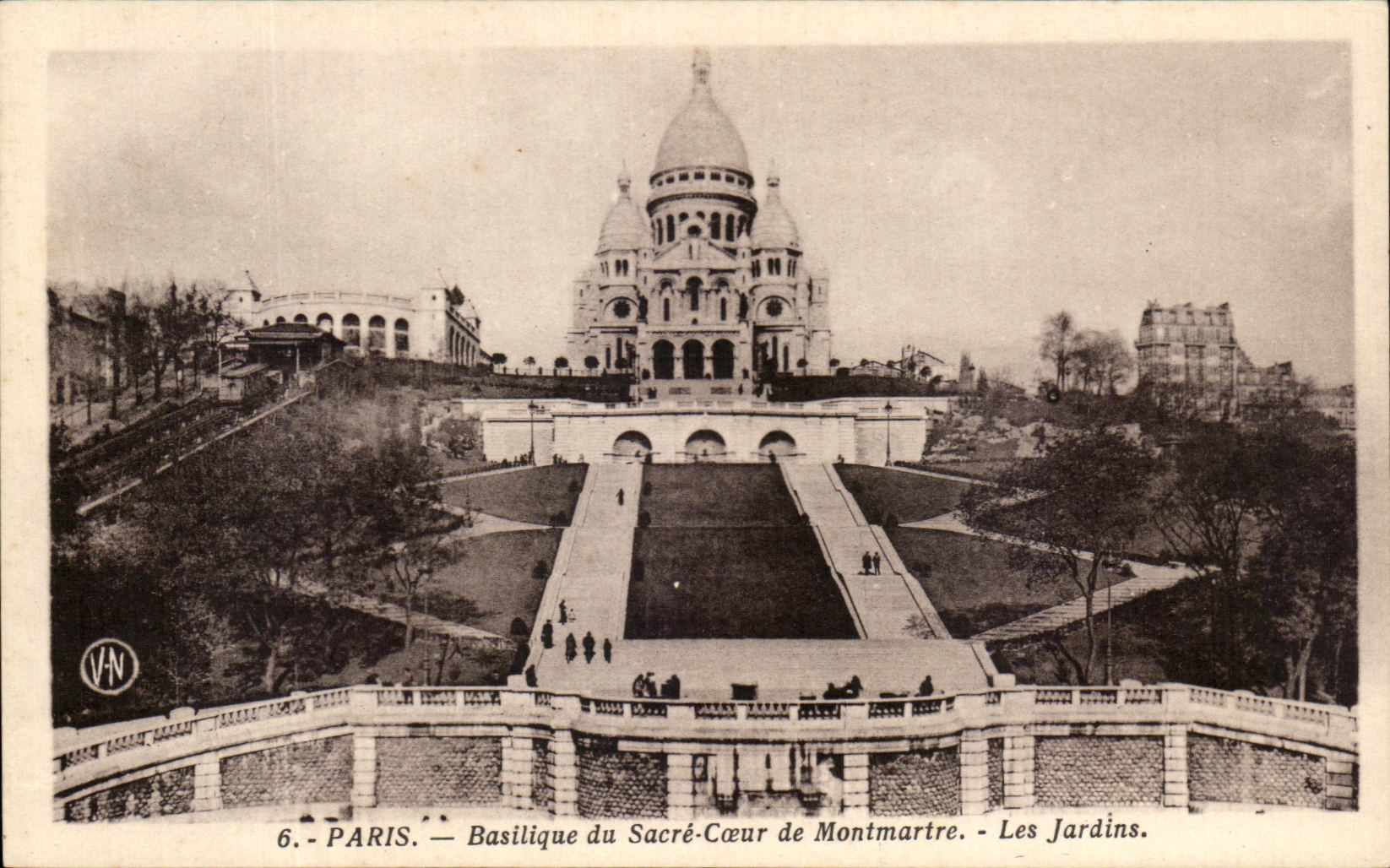 CPA Paris Basilica of the Sacring Heart of Montmartre Gardens