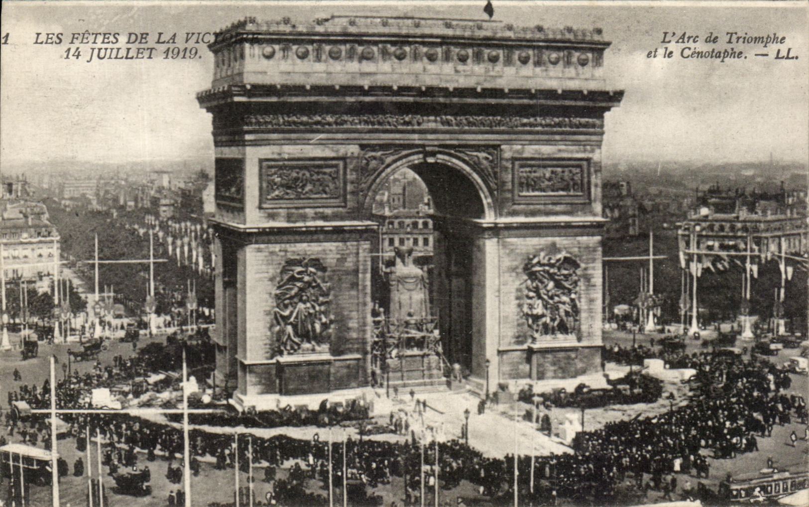 CPA Paris L'Arc de Triomphe Fetes de la Victoire Juillet 1919 Militaria