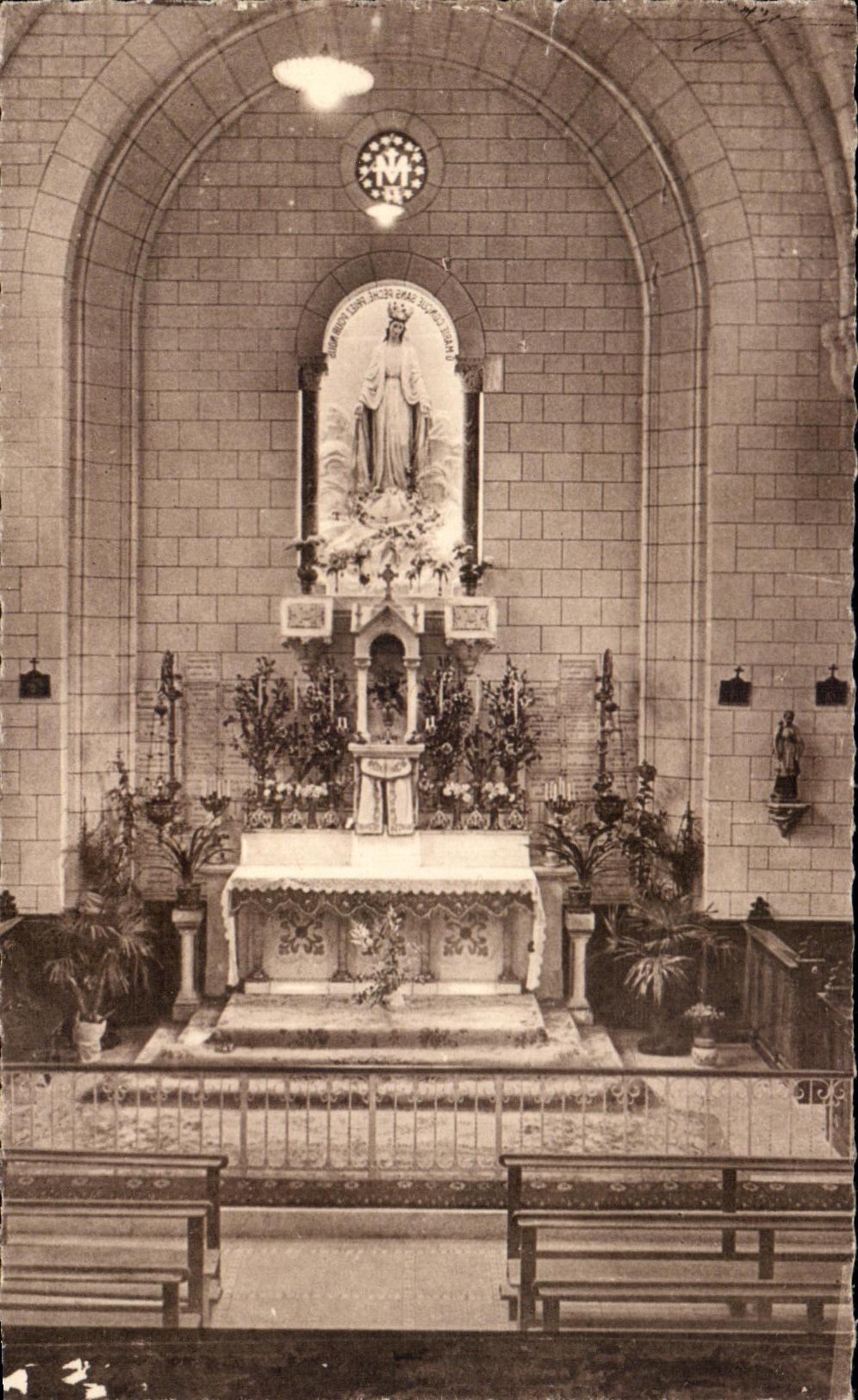 CPA Maison Du Missionnaire Vichy Interieur De La Chapelle