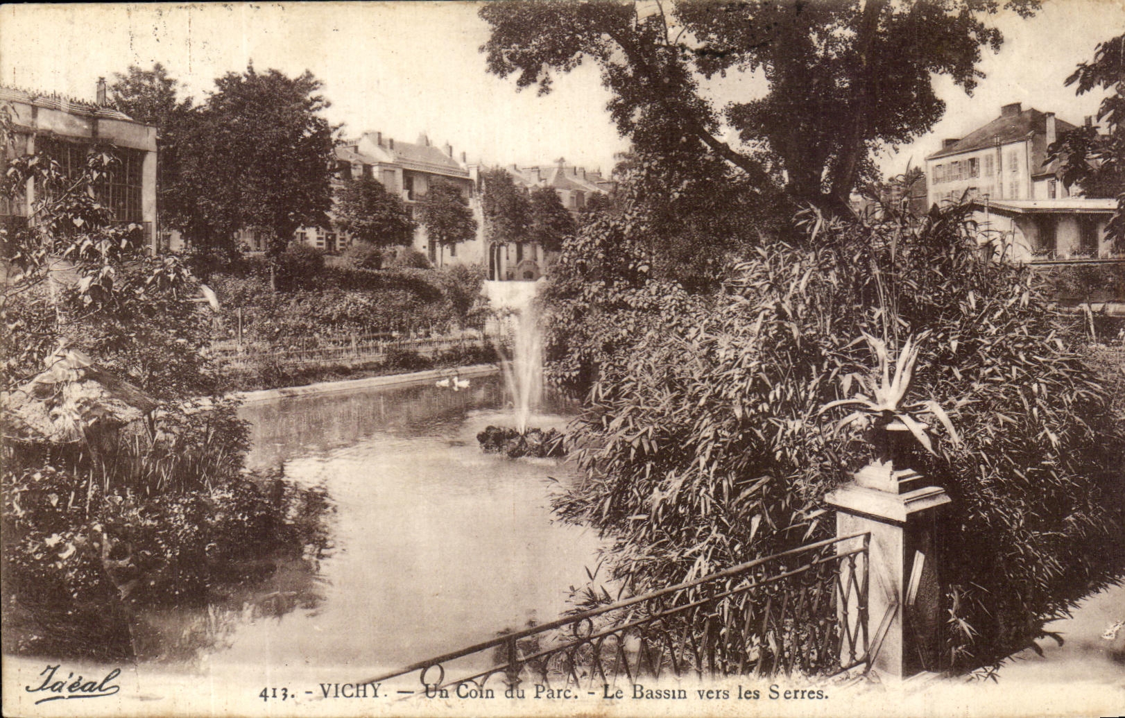 CPA Vichy Un Coin Du Parc Le Bassin Vers Les Serres