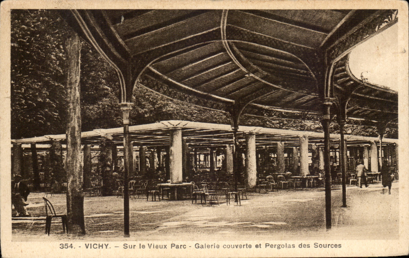 CPA Vichy Sur Le Vieux Parc Galerie Couverte Et Pergolas Des Sources