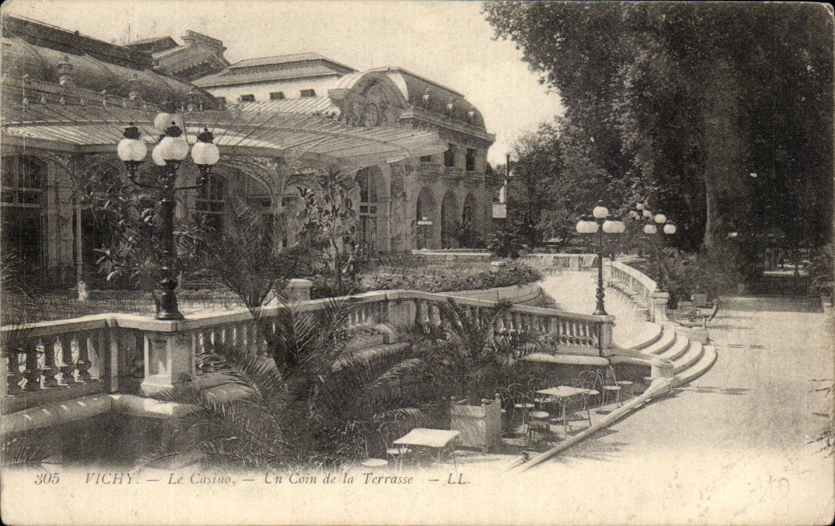 CPA Vichy Le Casino Un Coin de la Terrasse