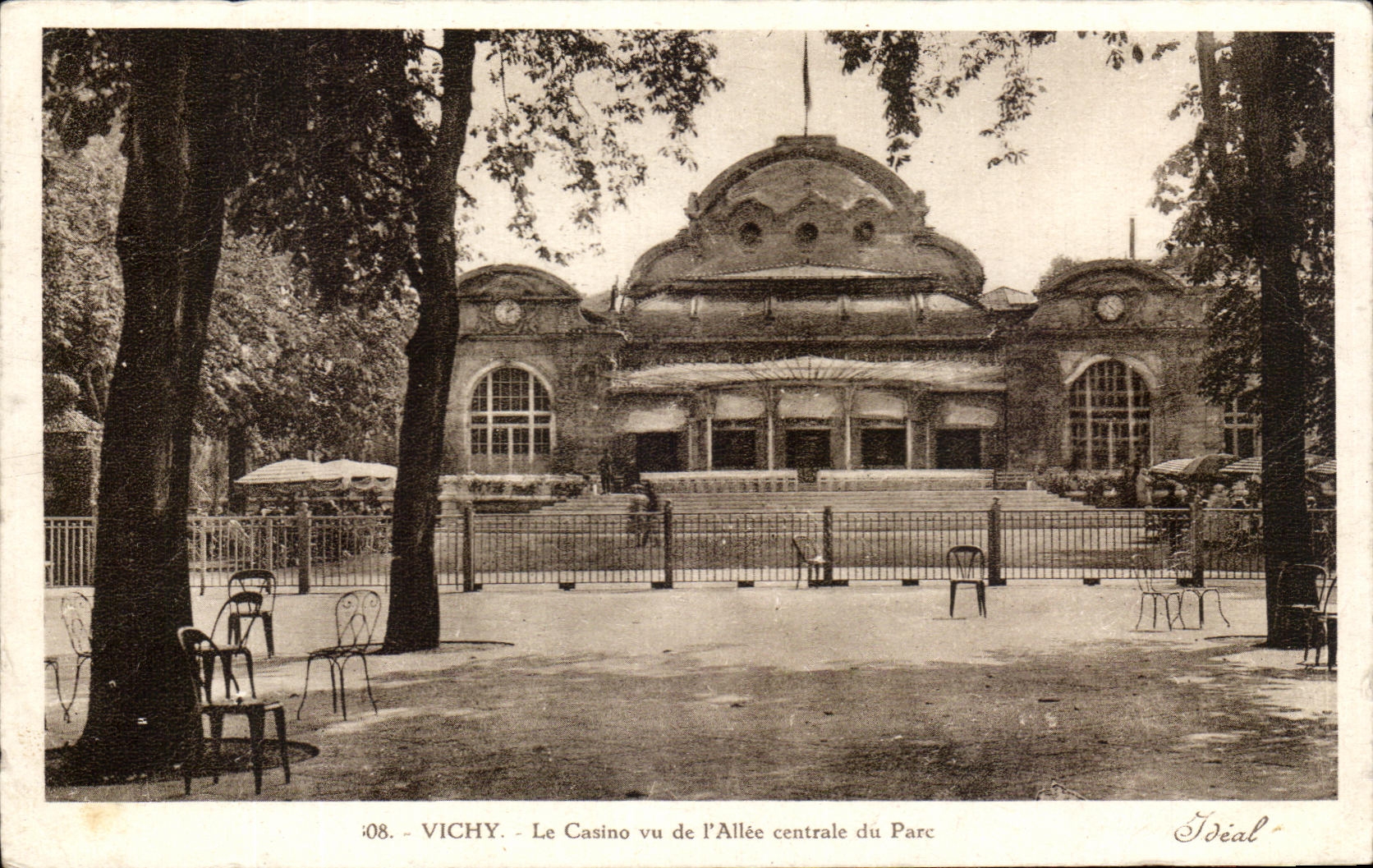 CPA Vichy La Casino vu de I'Allee centrale du Parc