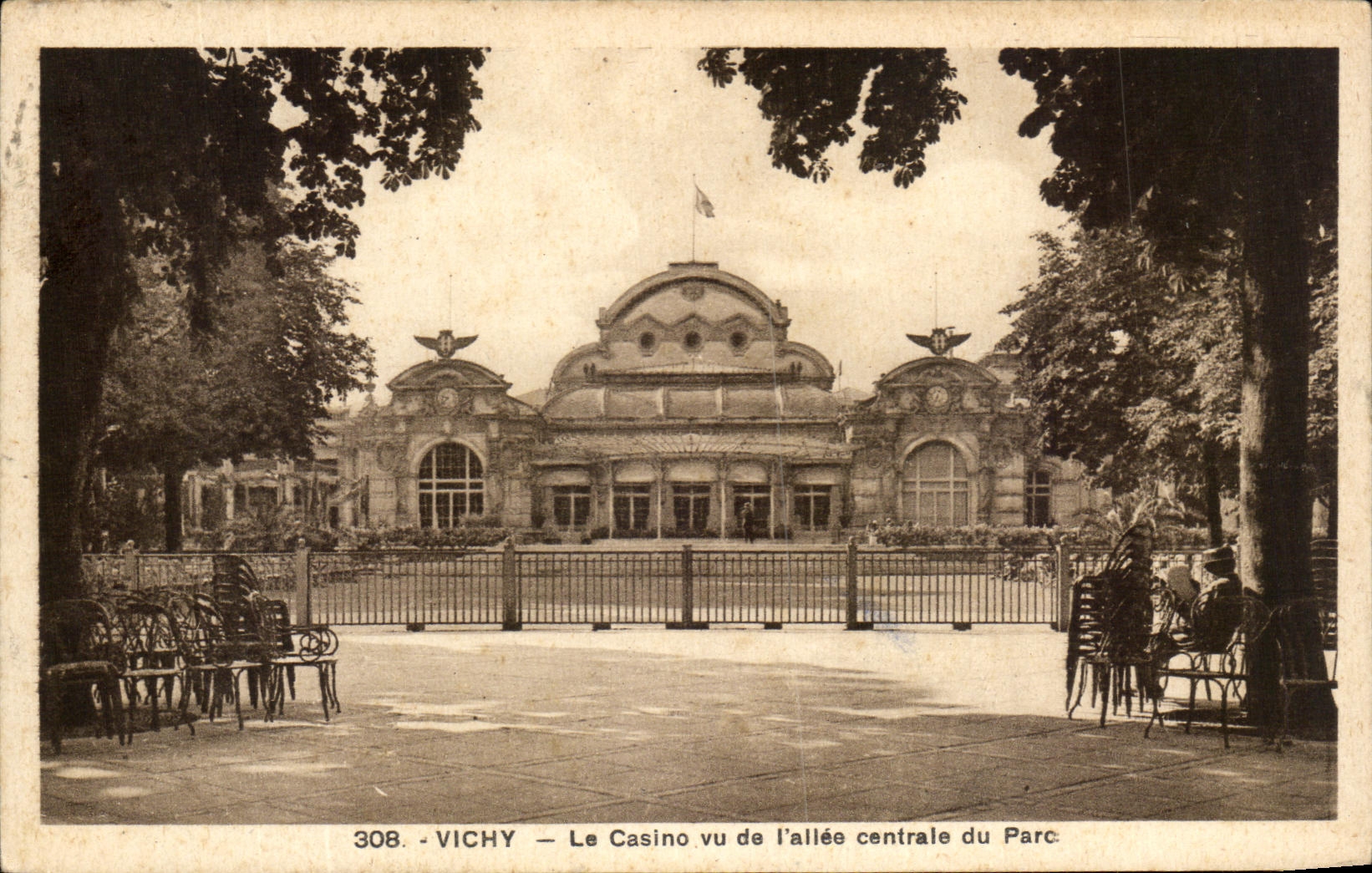 CPA Vichy Le Casino vu de I'allee centrale du Parc