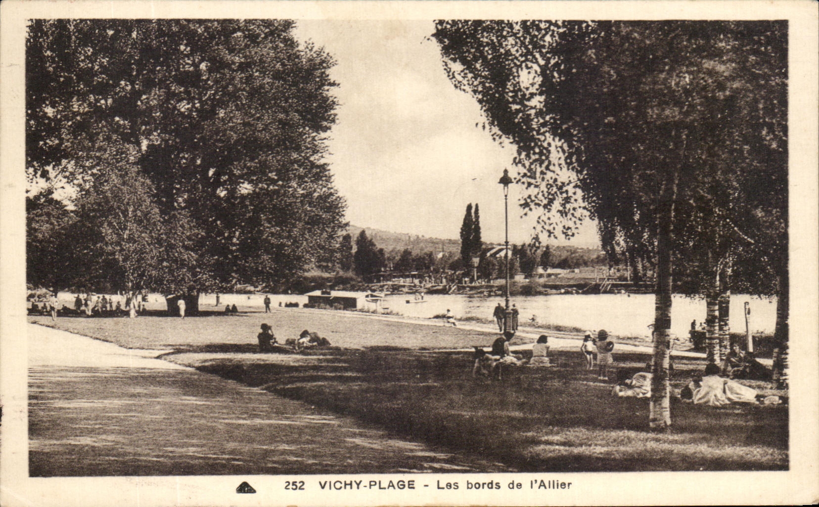 CPA Vichy Plage Les bords de I'Allier