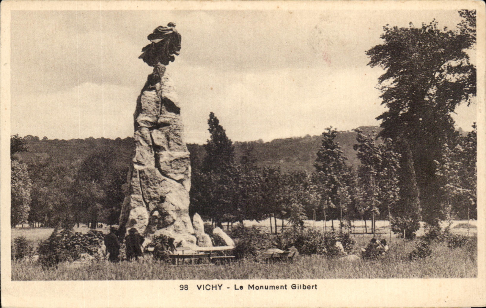 CPA Vichy Le Monument Gilbert