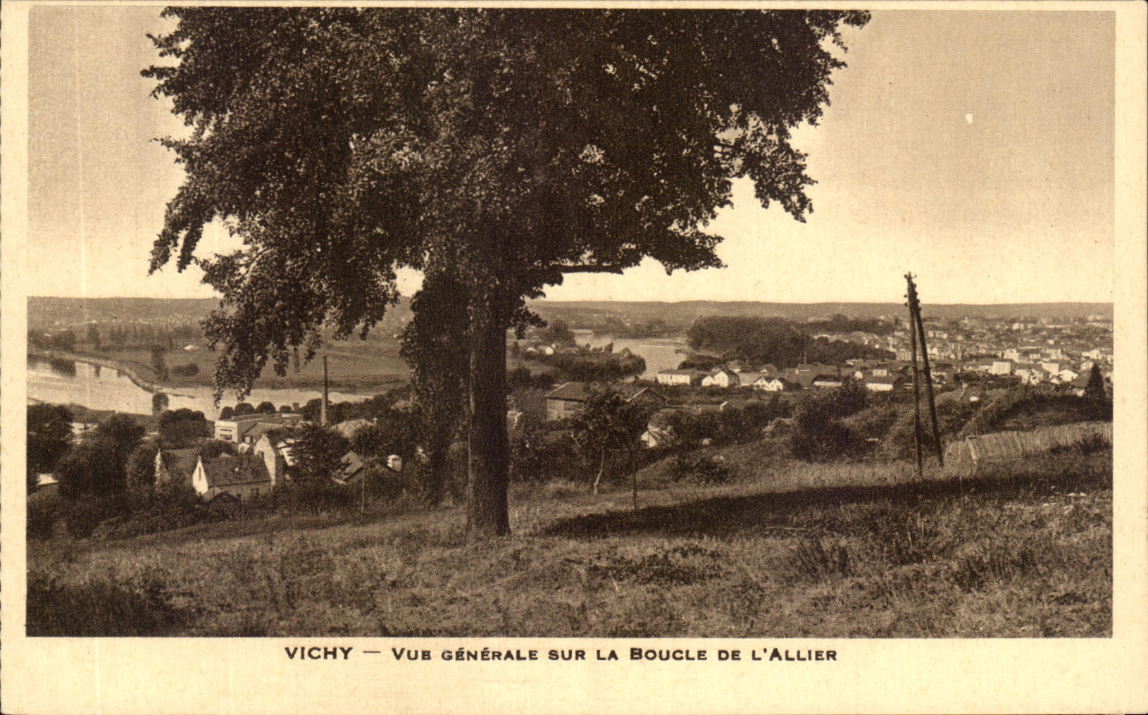 CPA Vichy vue Generale Sur La Boucle De L'Allier