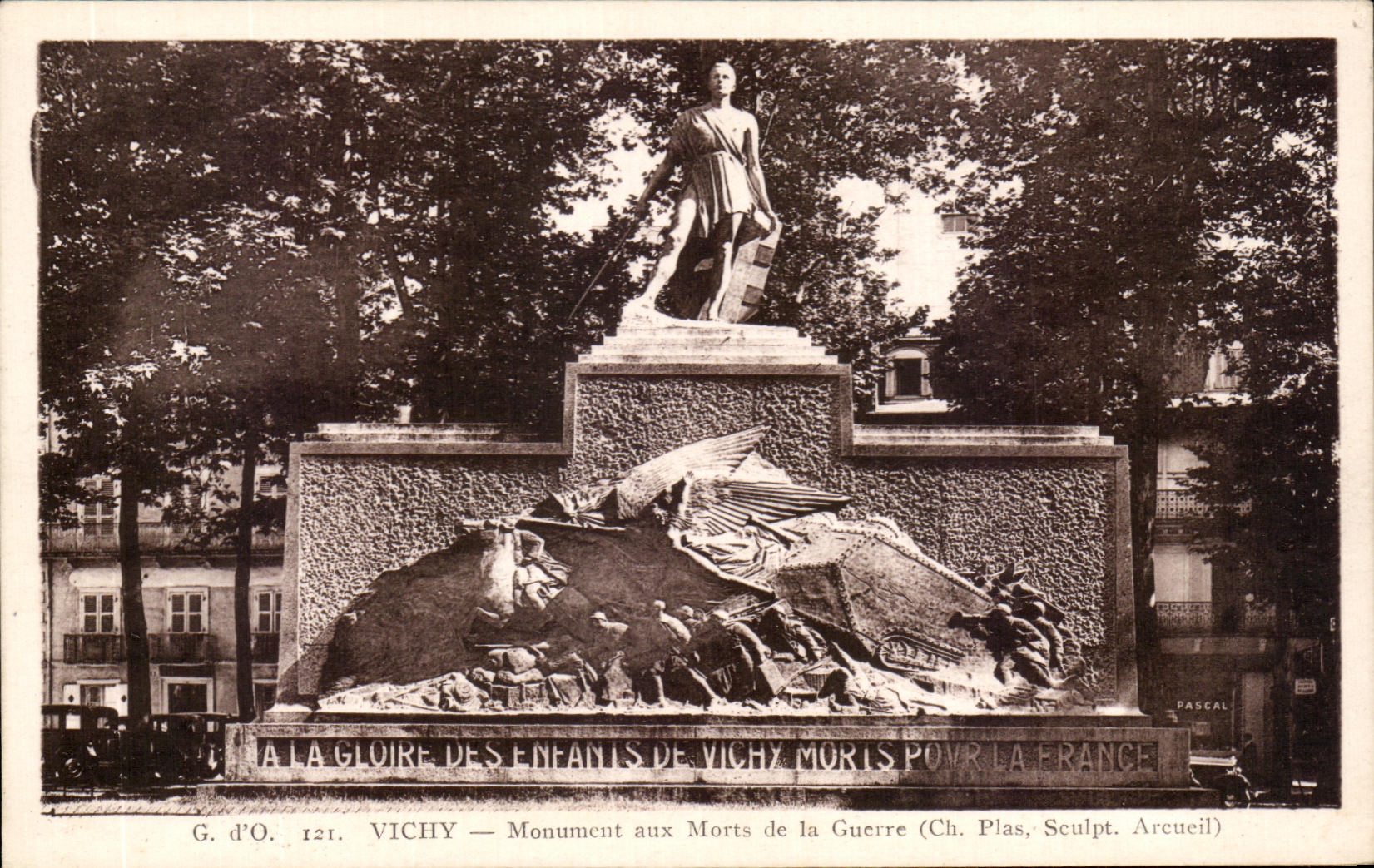 CPA Vichy Monument aux Morts de la Guerre Militaria