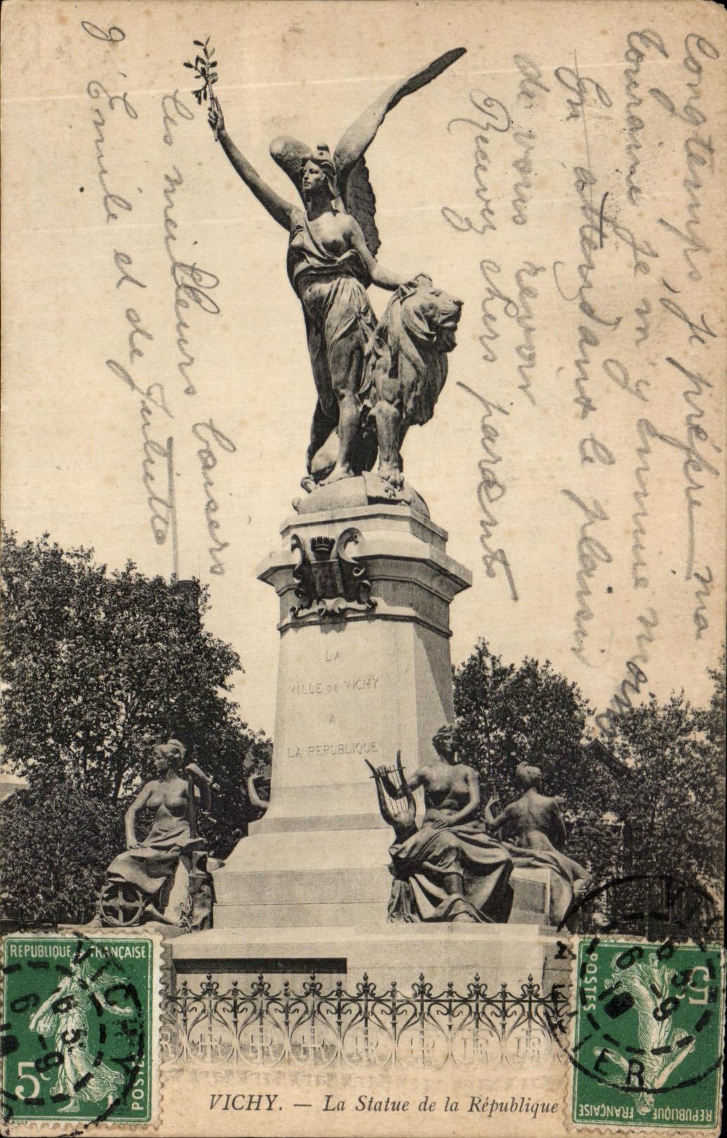 CPA Vichy La Statue de la Republique Lion 