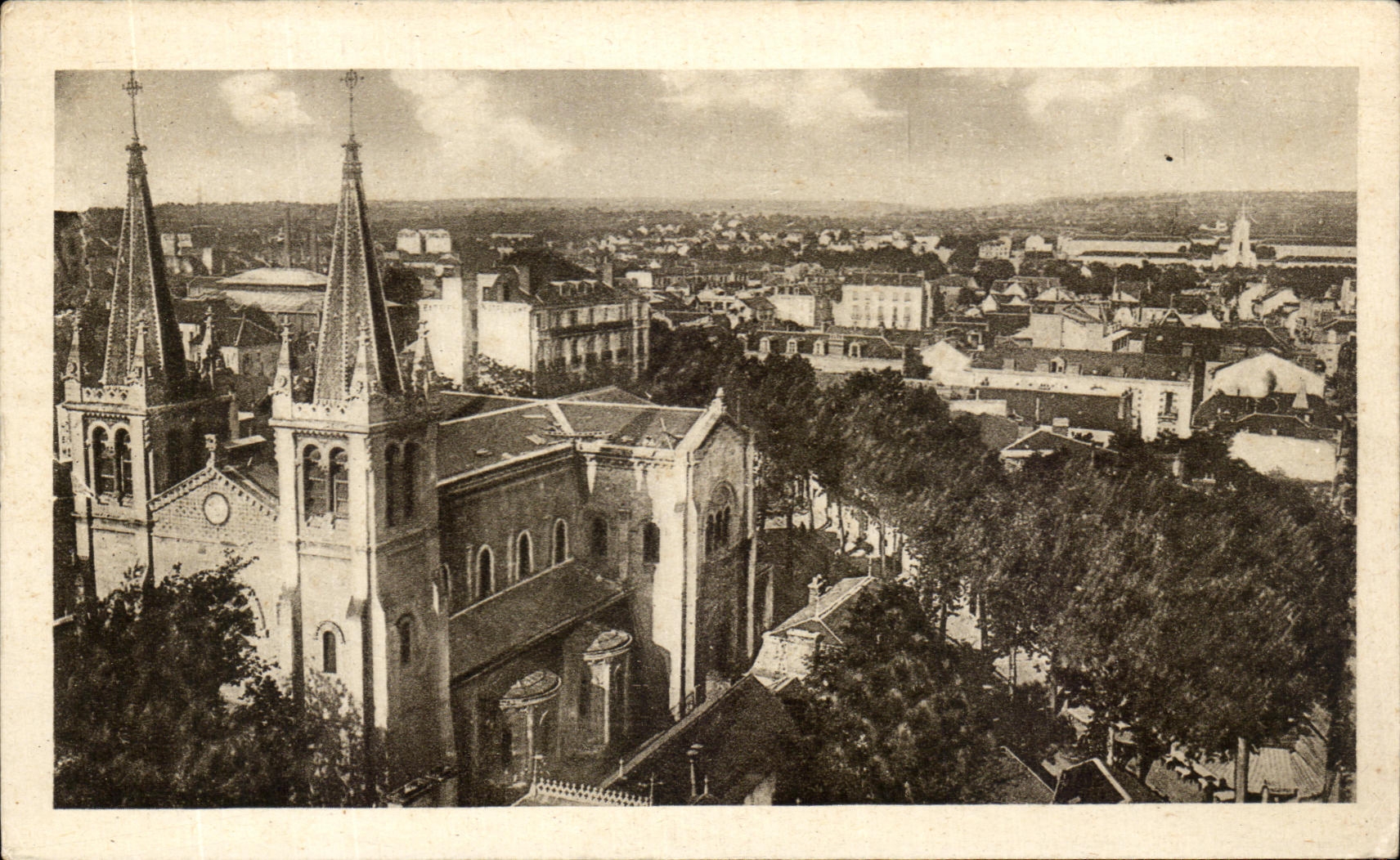 CPA Vichy Vue panoramique sur l'Eglise St Louis