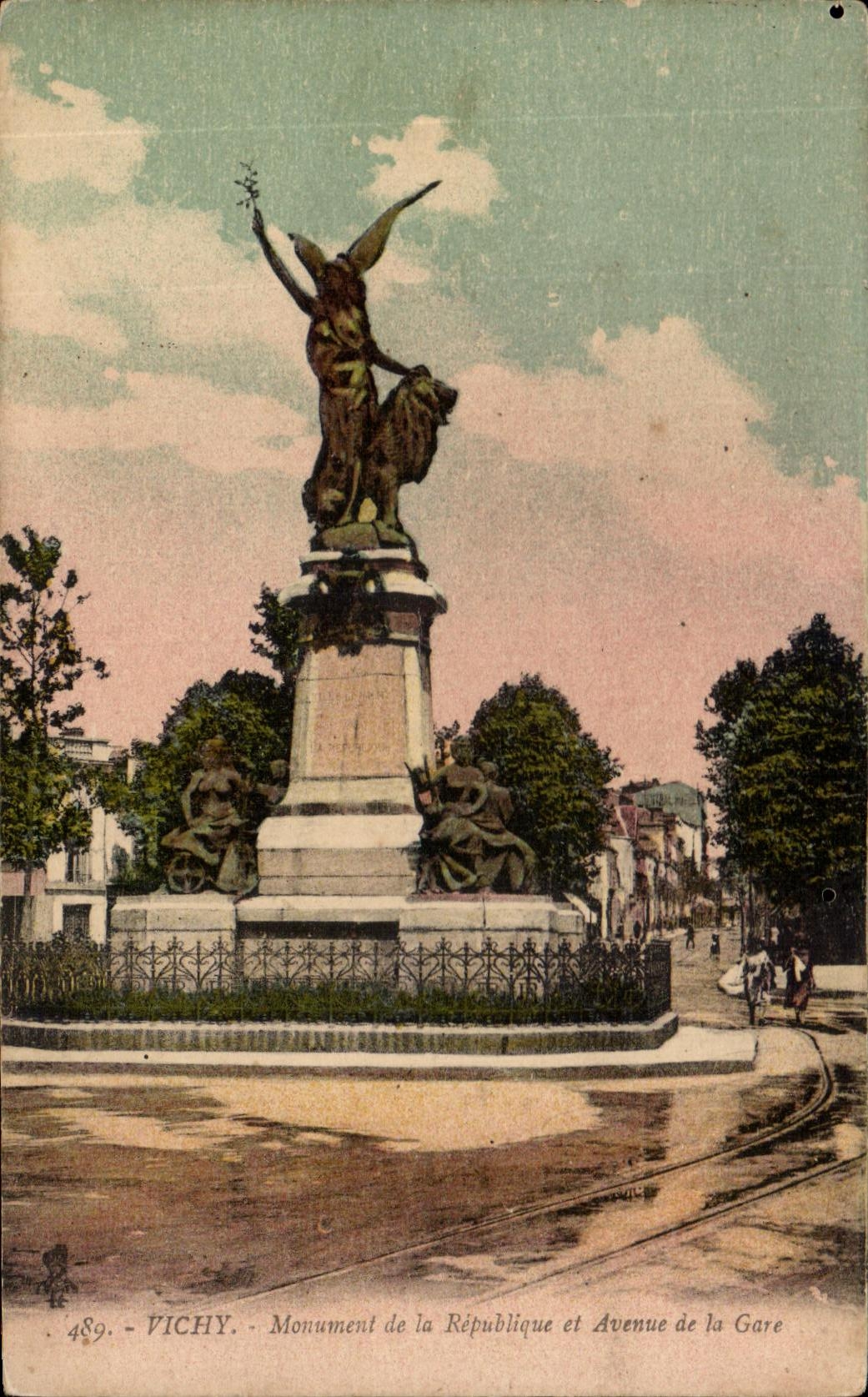 CPA Vichy Monument De La Republique Et Avenue De La Gare