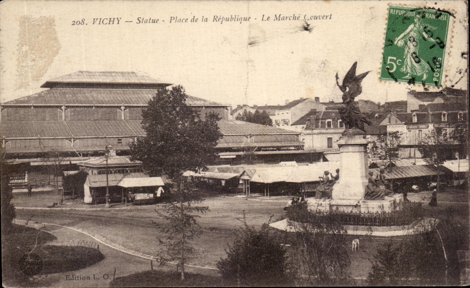CPA Vichy Statue Place De La Republique Le Marche