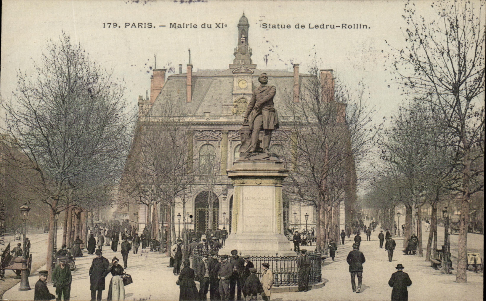 CPA Paris mairle du 11eme Statue de Ledru Rollin