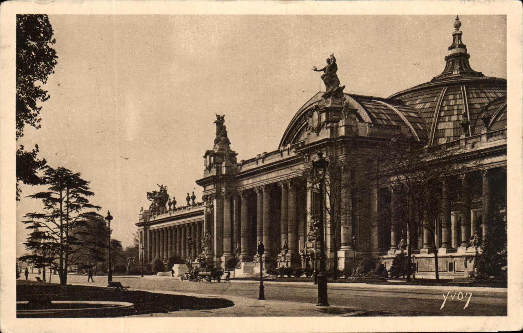 CPA Paris While Strolling Grand Palais