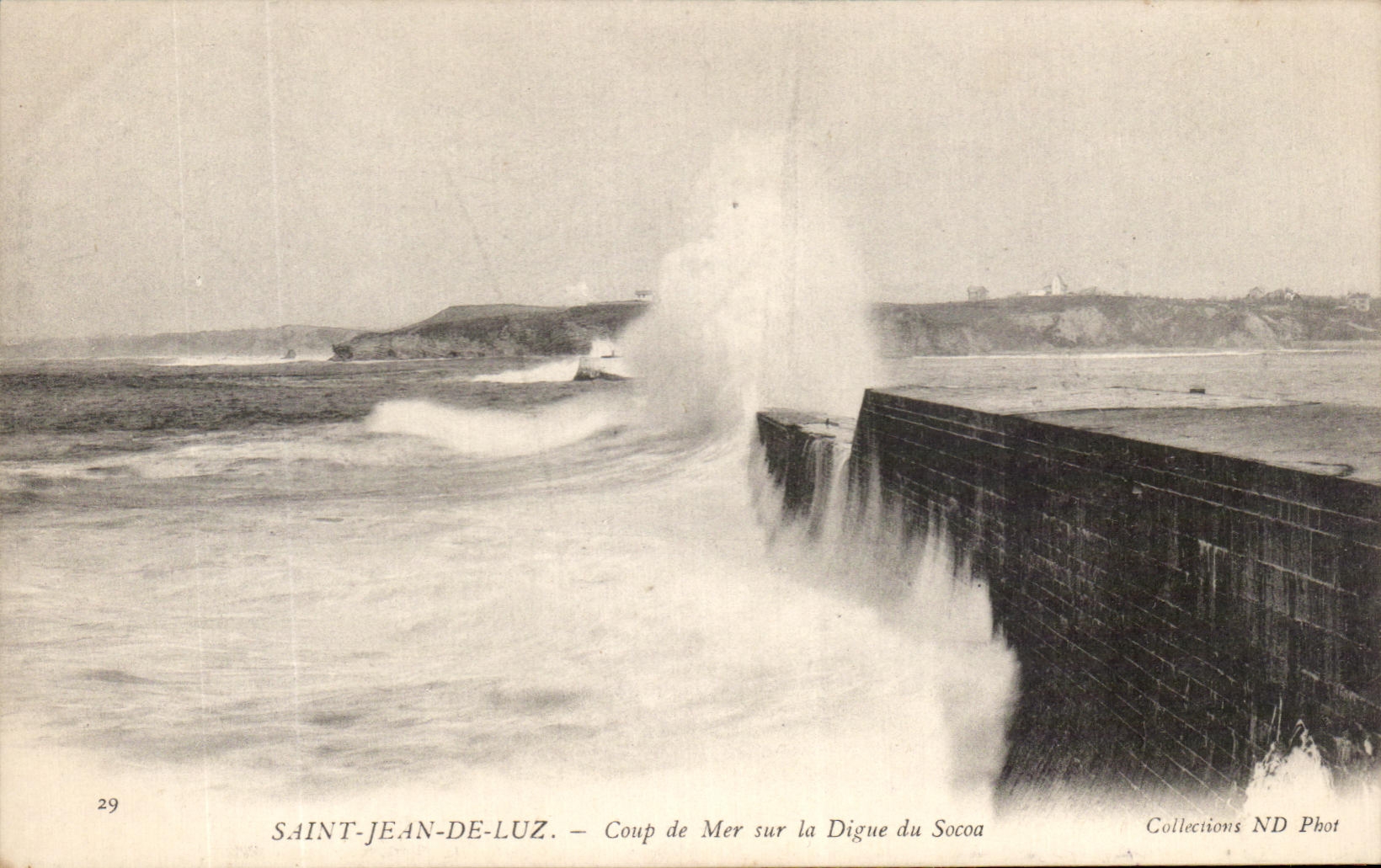 CPA Saint Jean de Luz Coup de Mer la Digue du Socoa