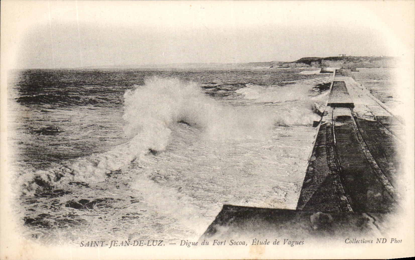 CPA Saint Jean de Luz Digue du Fort Socoa Etude de Vagues