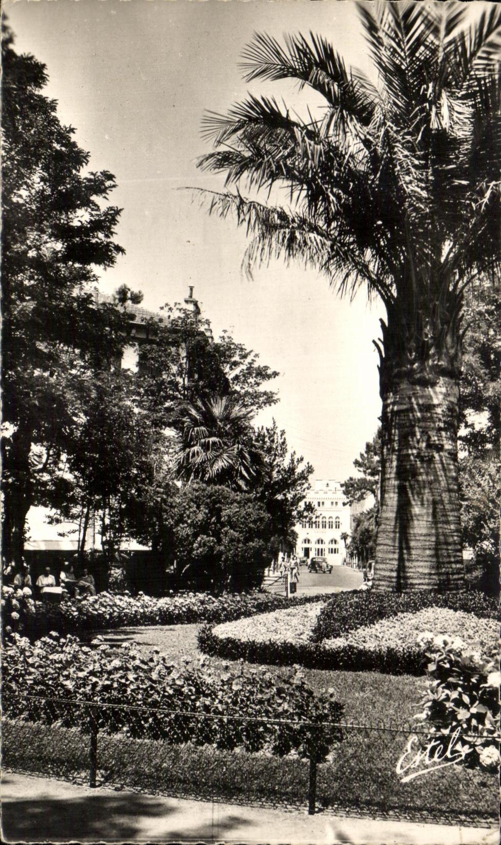 CPA Hendaye Plage Le Jardin du Rond Point et le Casino