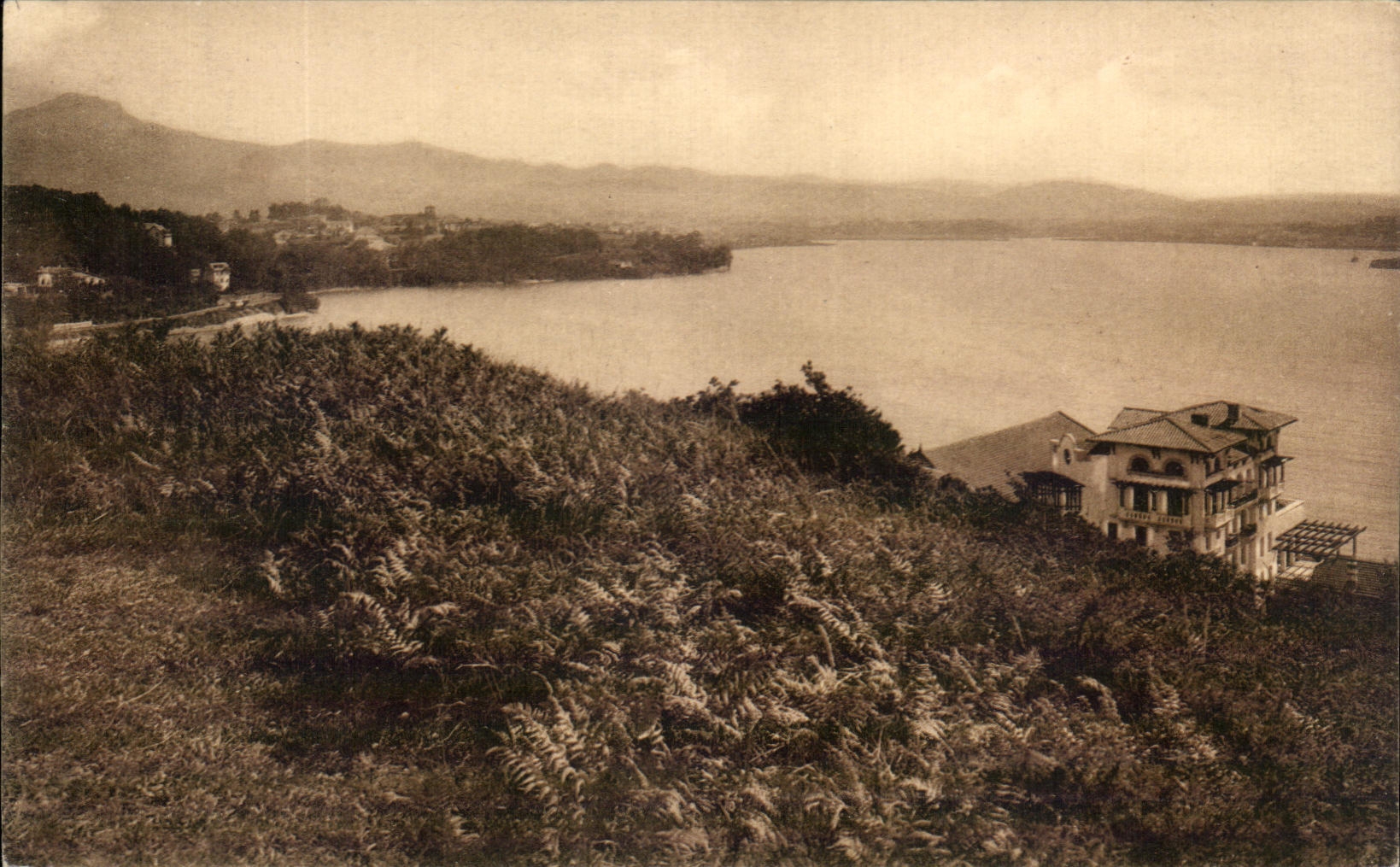 CPA Hendaye vue sur la Baie et les Montagnes Espagnoles L'Hotel Bidassoan