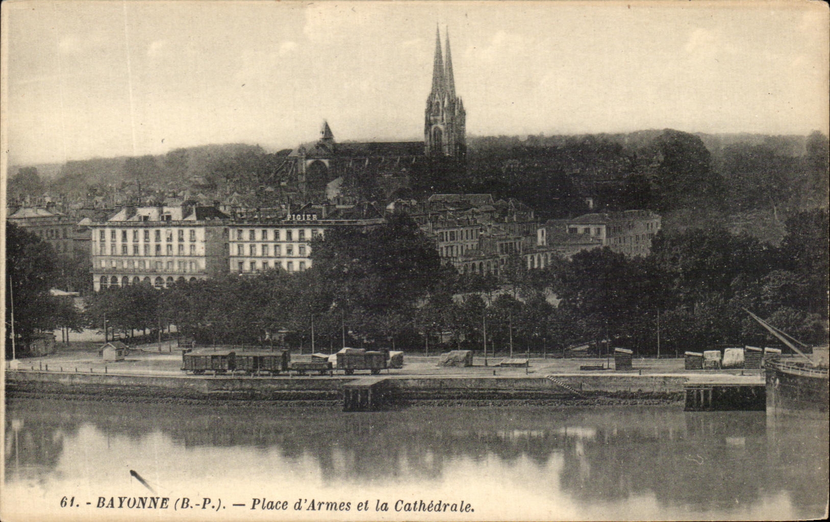 CPA Bayonne Place d'Armes et la Cathedrale