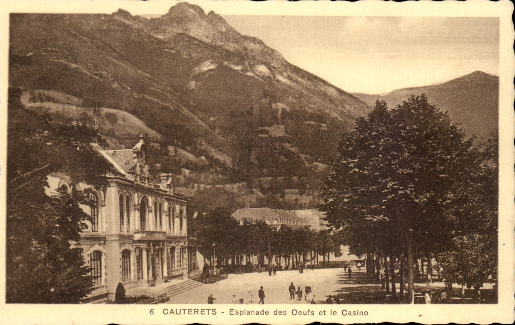 CPA Cauterets Esplanade of Eggs and the Casino