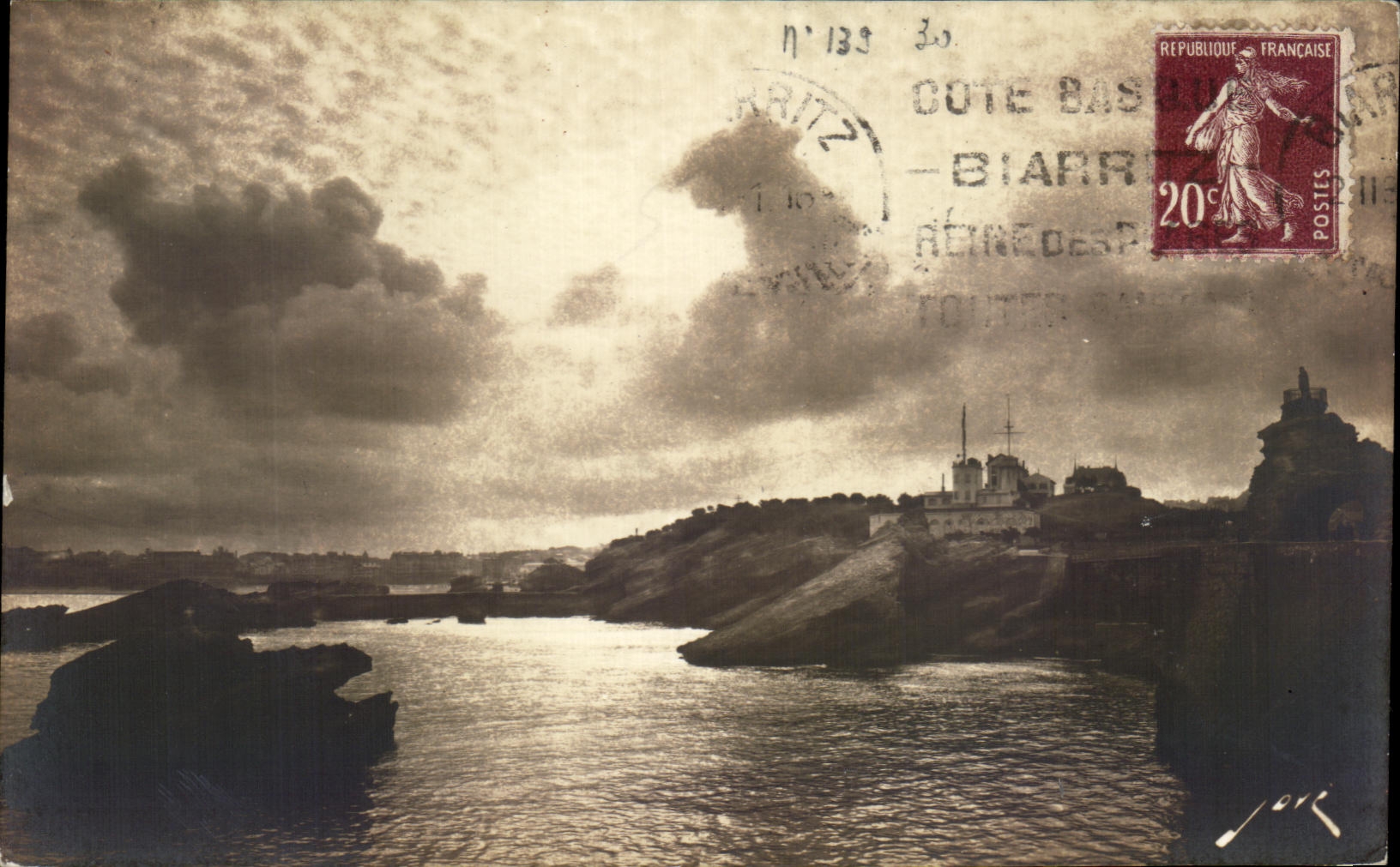 CPA Biarritz Le Semaphore et le Promontoire de l'Atalaye vus du Rocher de la Vierge
