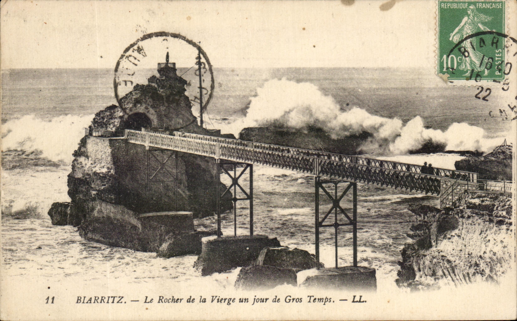 CPA Biarritz Le Rocher de la Vierge un jour de Gros Temps