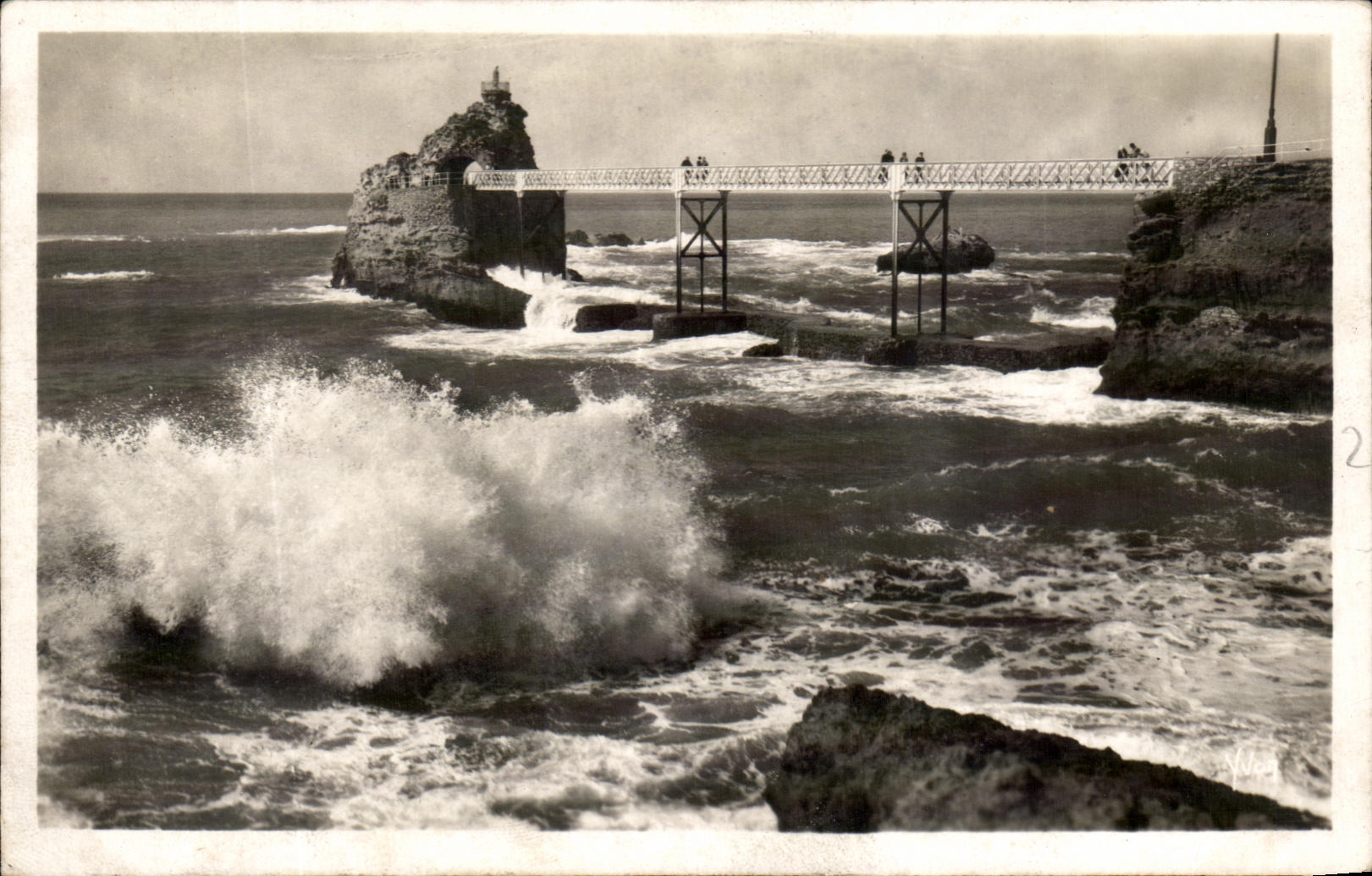 CPA Biarritz Le Rocher de la Vierge par Grosse mer