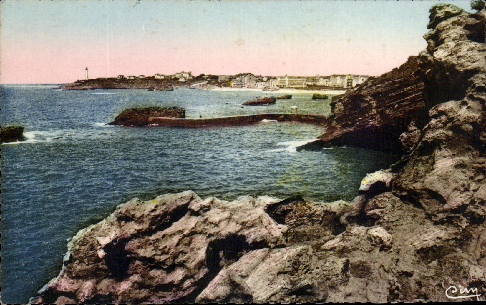 CPA Biarritz La Digue de la Cafetiere Au Loin la Plage