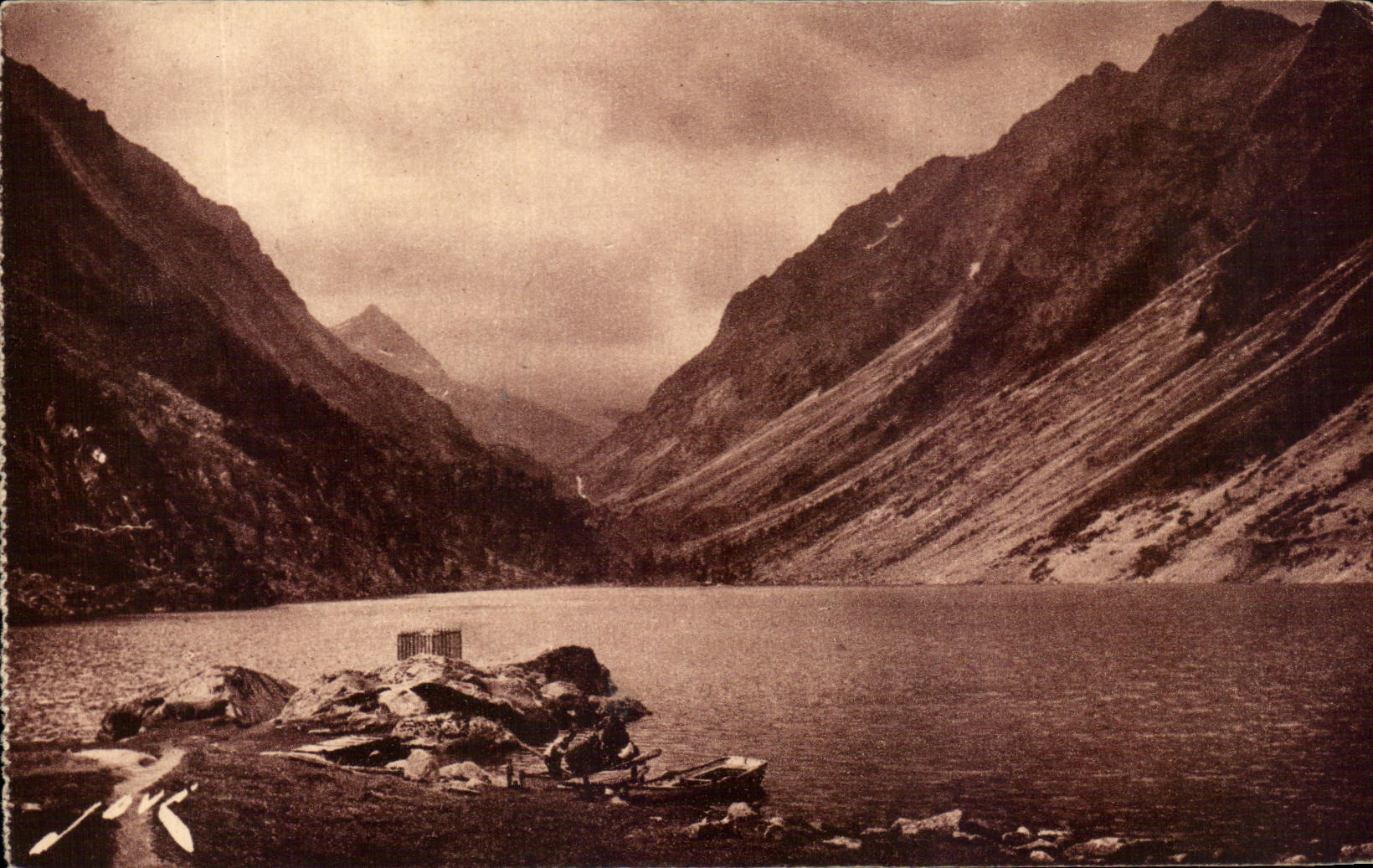 CPA Cauterets Lac De Gaube At the Bottom Vignemale