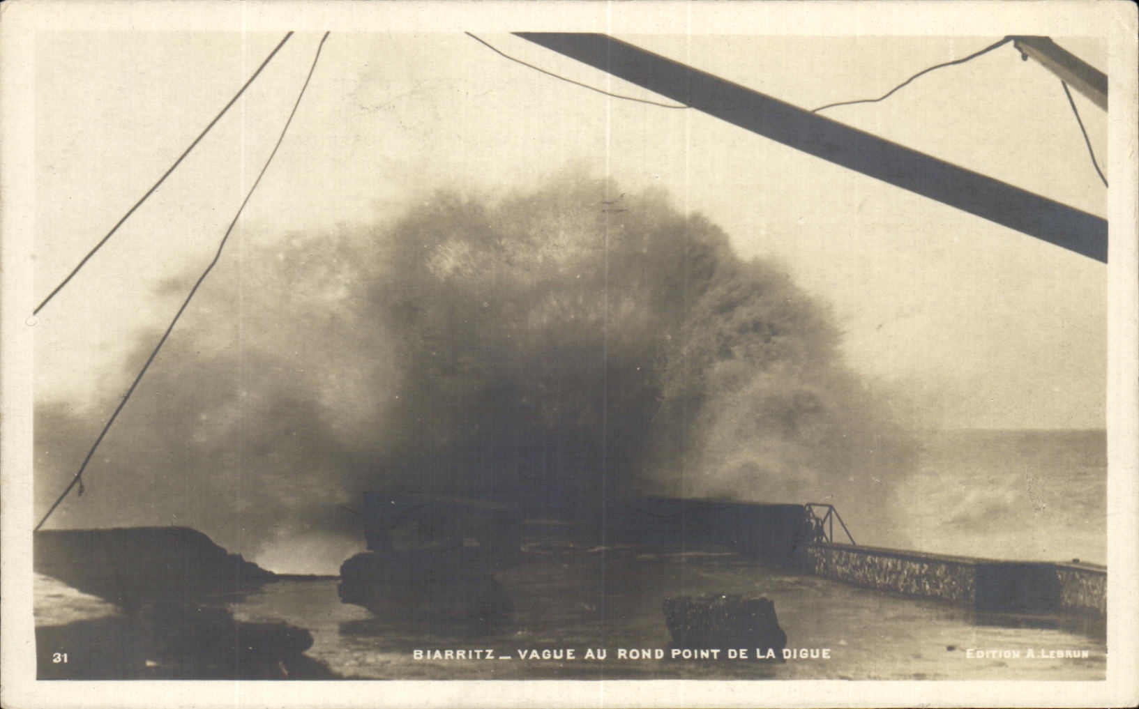 CPA Biarritz Vague Au Rond Point De la Digue